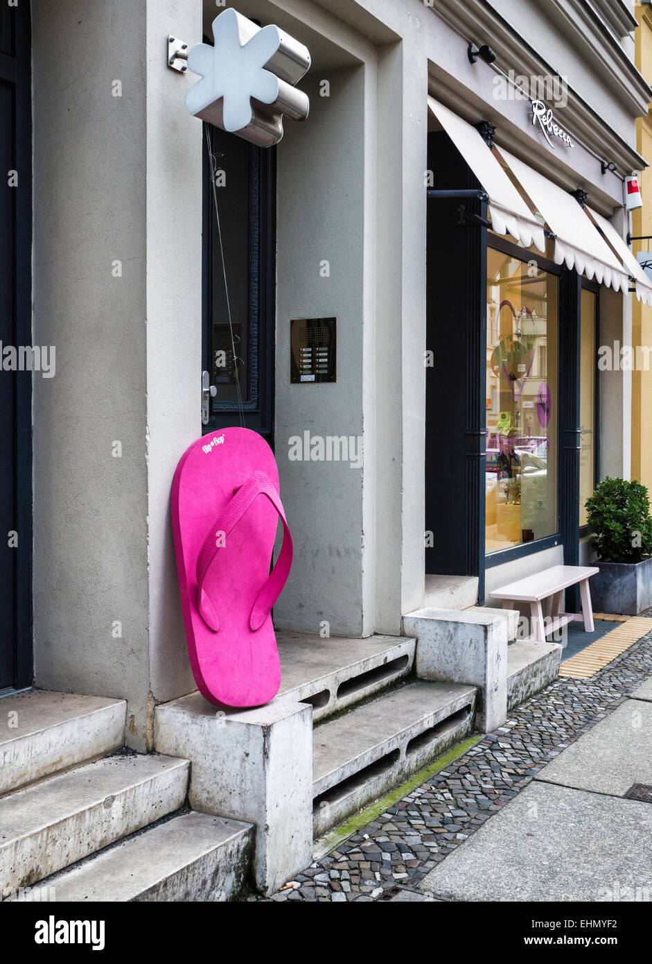 Giant rosa flip-flop sandalo pubblicità al di fuori di un negozio nel quartiere Mitte di Berlino Foto Stock