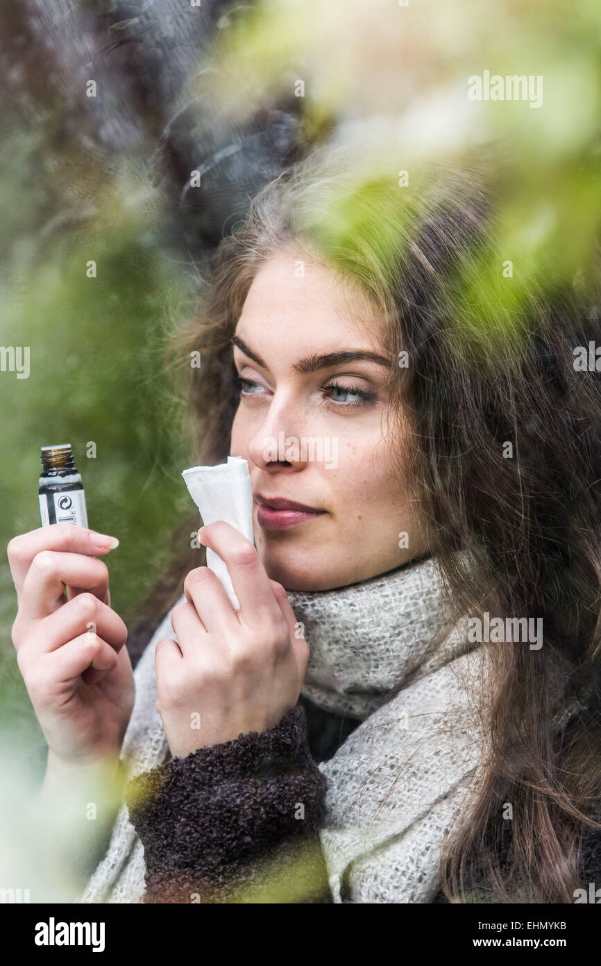 Donna odore di olio essenziale. Foto Stock