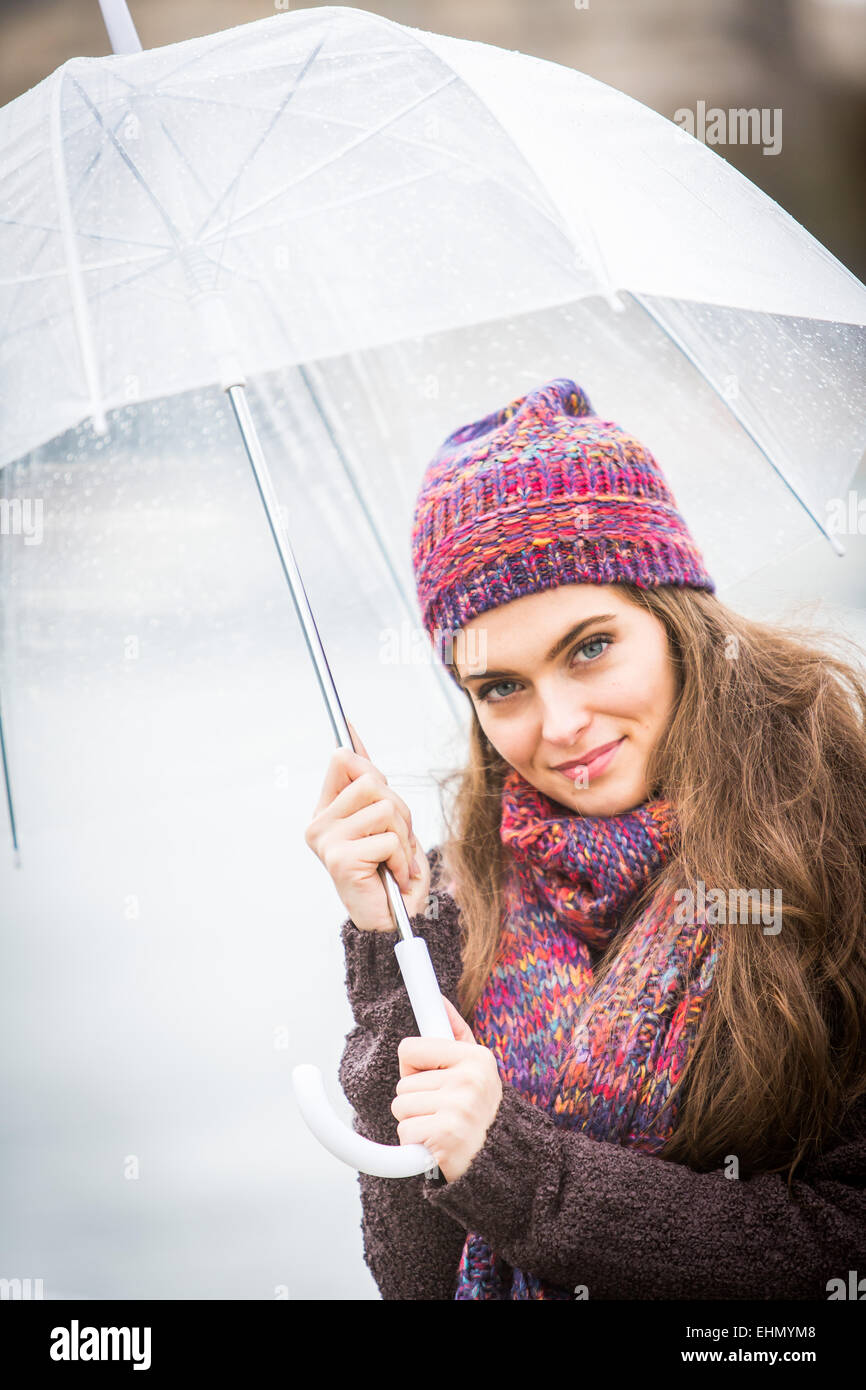 Donna sotto un ombrello. Foto Stock