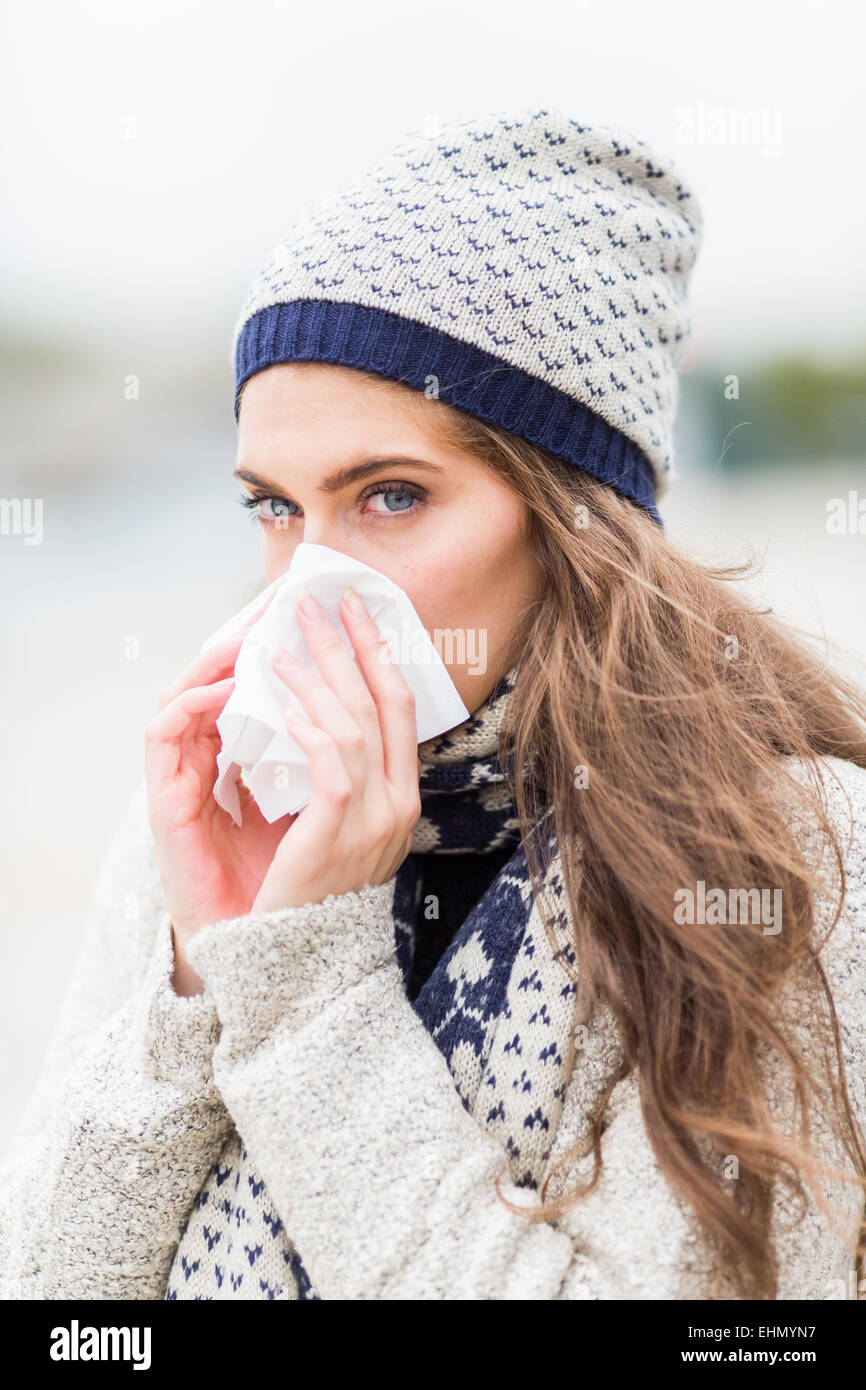 Donna con un freddo utilizzando un tessuto. Foto Stock