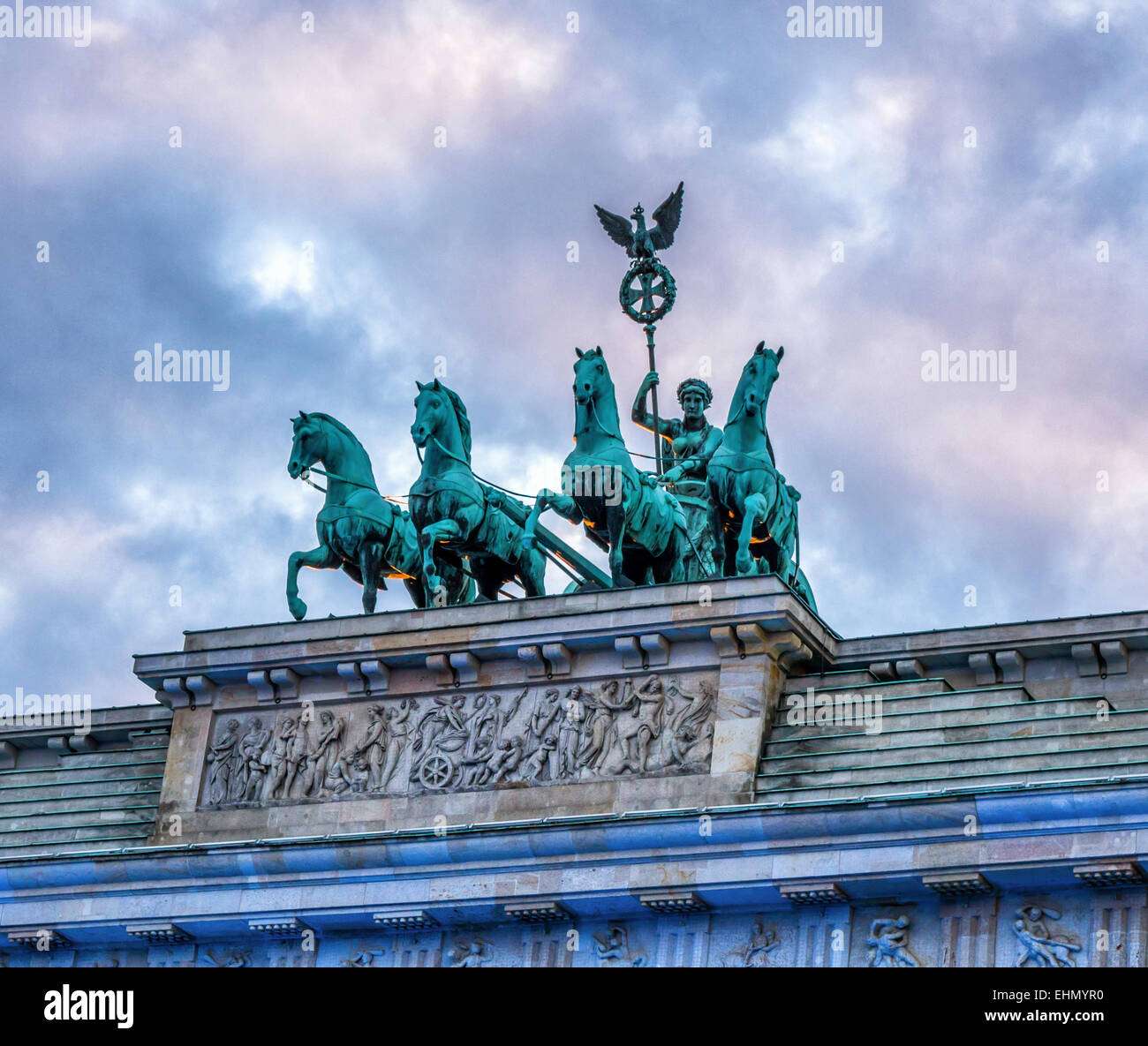 Porta di Brandeburgo, Brandenburger Tor. Peace Sculpture Chariot and Goddess tops 18esimo secolo arco trionfale neoclassico su Pariser Platz, Mitte, Berlino Foto Stock