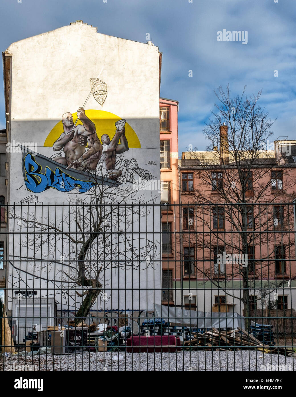 Arte di strada sul lato dell'edificio, tre uomini la cattura di diamanti in reti al di sopra di zone depresse vacante stand, Mitte di Berlino Foto Stock