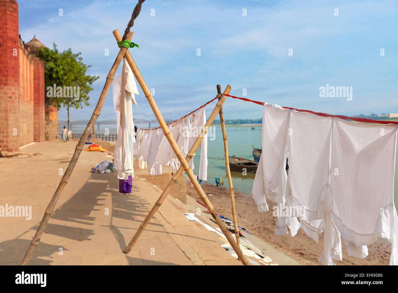 Strade di santo Varanasi, abbigliamento tradizionale essiccati al sole, India Foto Stock