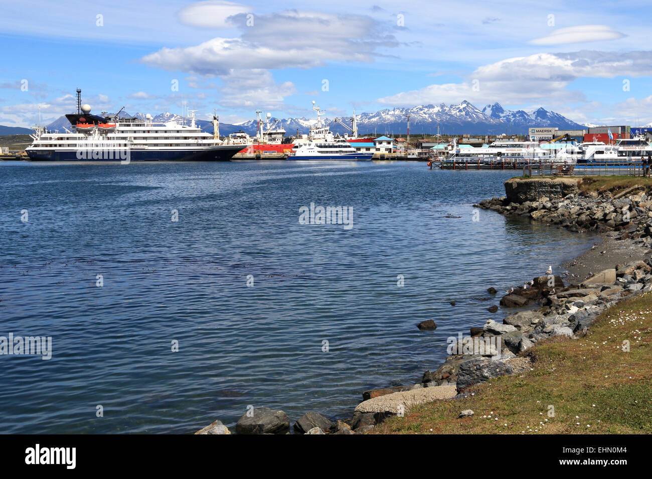 Ushuaia Argentina vista della baia di Ushuaia con la nave di crociera nel porto e le montagne. Foto Stock