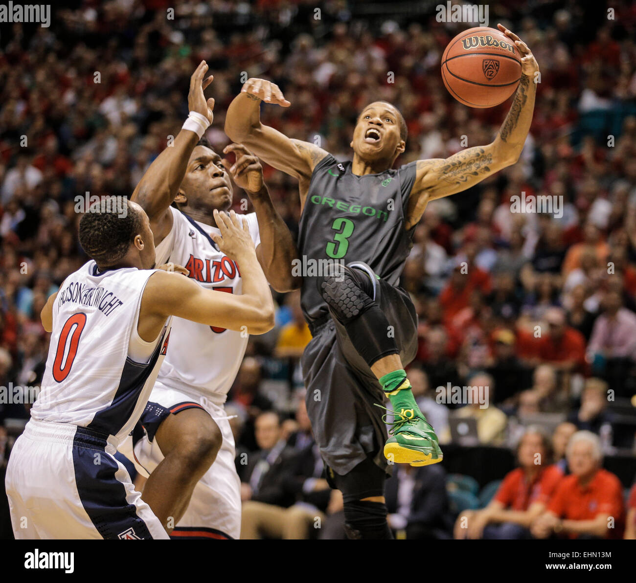 Mar 14, 2015 Las Vegas NV : Oregon G # 3 Joseph giovani tenta di prendere la linea di base tenta di slam dunk su Arizona # 5 Stanley Johnson e # ) Parker Jackson-Cartwright durante il NCAA Pac 12 di pallacanestro degli uomini di torneo tra Arizona Wildcats e Oregon Ducks 52-80 perso al MGM Grand Garden Arena di Las Vegas NV. Foto Stock