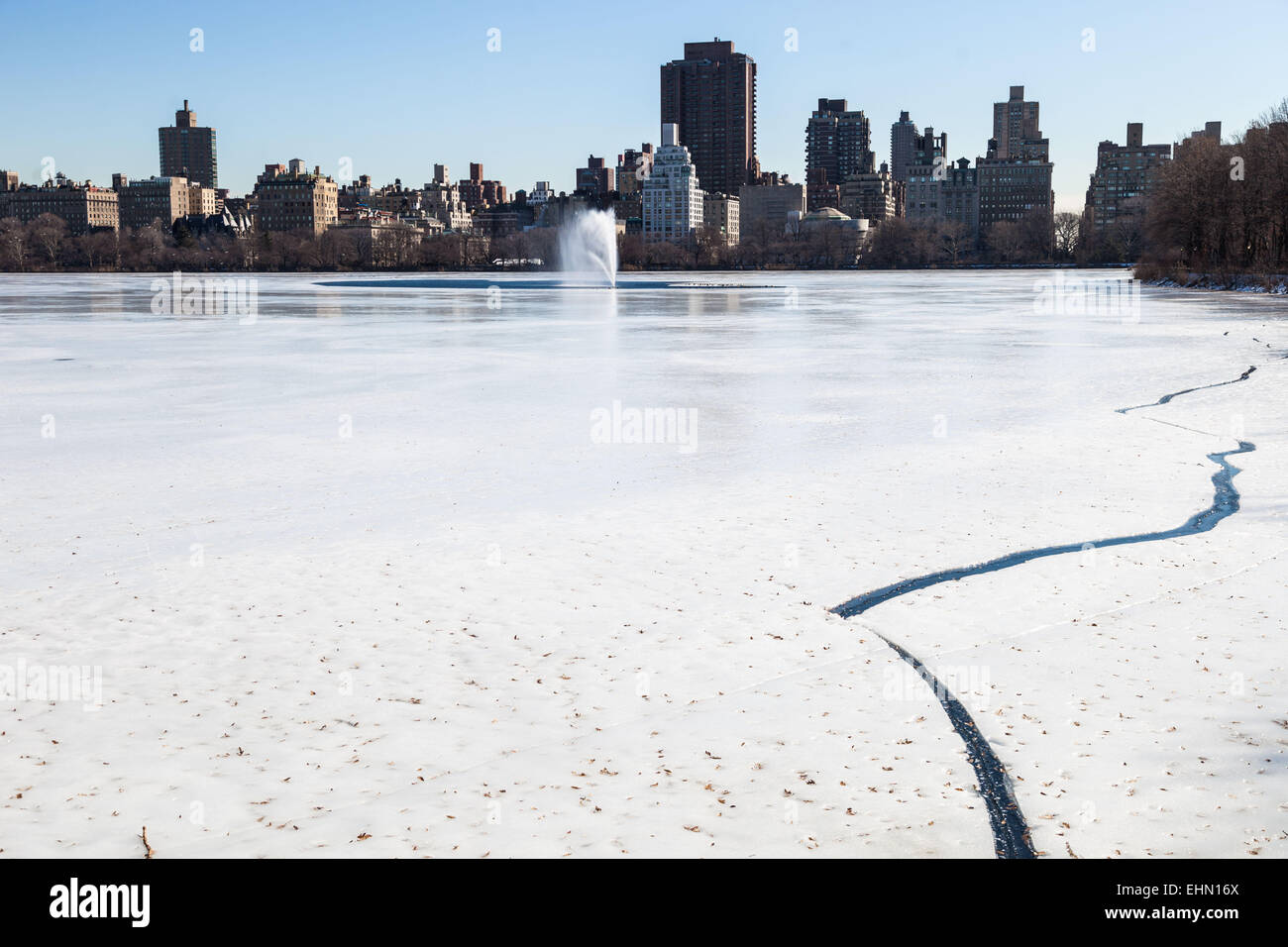 Lago artificiale congelati del Central Park di New York City, Stati Uniti d'America. Foto Stock