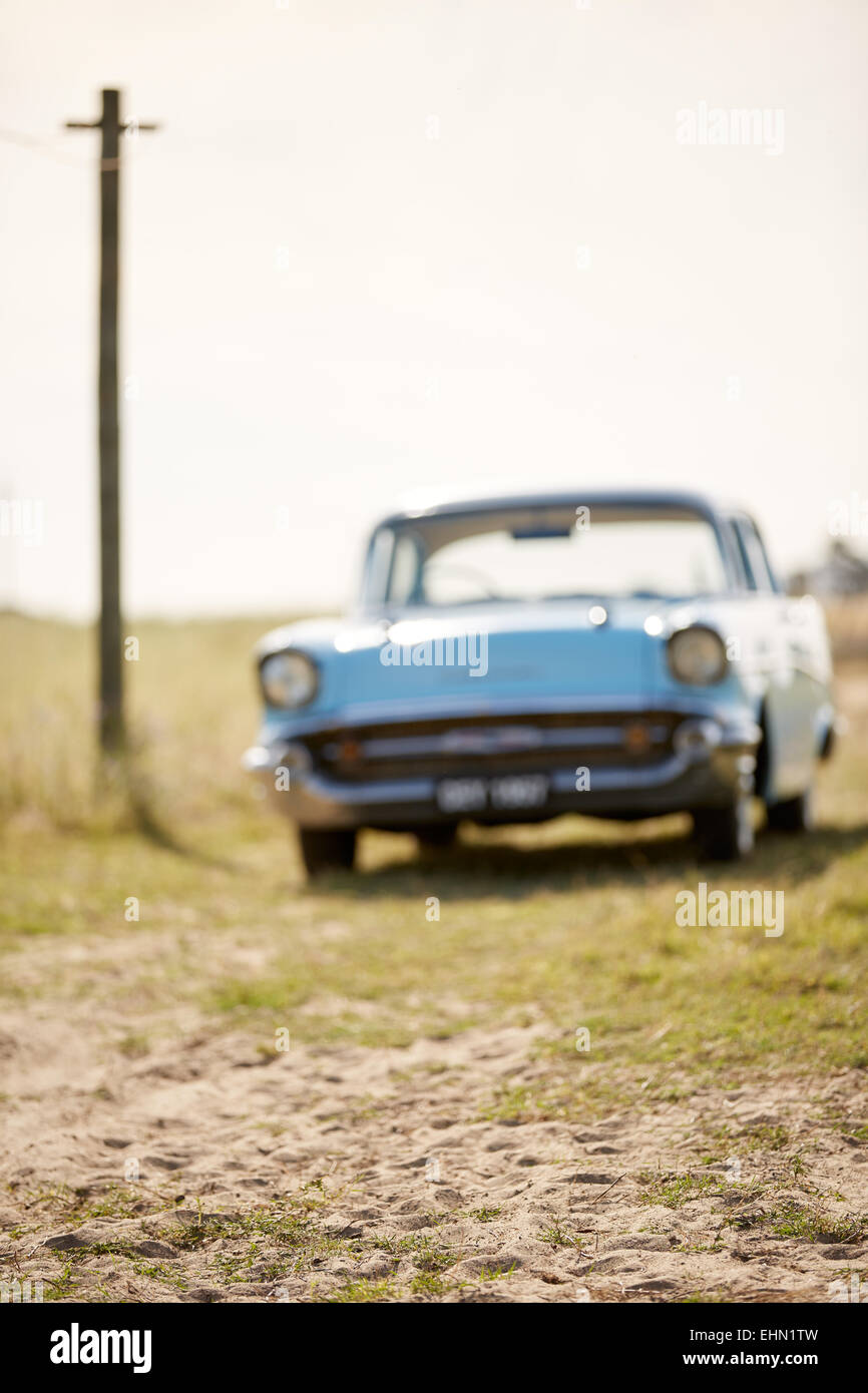 Blu cielo 1960 Chevrolet in un campo Foto Stock