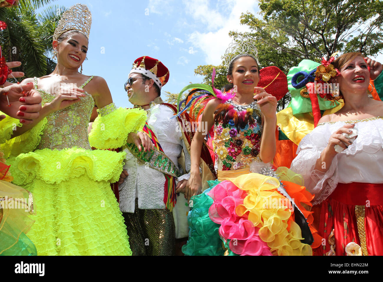 Miami, Florida, Stati Uniti d'America. Il 15 marzo, 2015. I membri di La Tropa Rumbera sfilata in costume tradizionale a la Calle Ocho street festival a Miami in Florida il Domenica, 15 marzo 2015. Credito: SEAN I draghetti/Alamy Live News Foto Stock