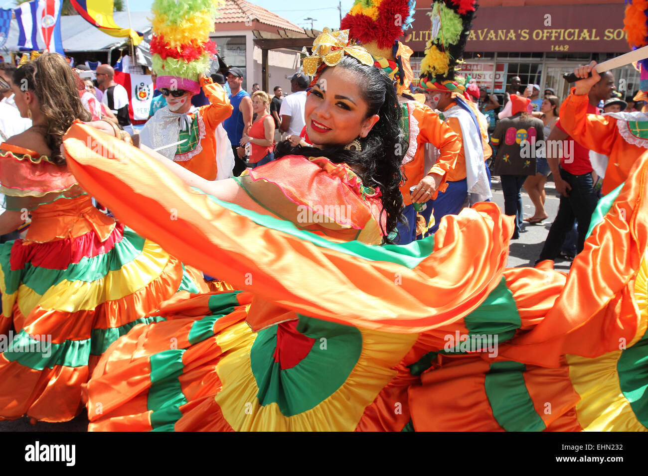 Miami, Florida, Stati Uniti d'America. Il 15 marzo, 2015. Gli artisti interpreti o esecutori con il Puerto de Oro de Colombia sfilata di gruppi in costumi tradizionali a la Calle Ocho street festival a Miami in Florida il Domenica, 15 marzo 2015. Credito: SEAN I draghetti/Alamy Live News Foto Stock