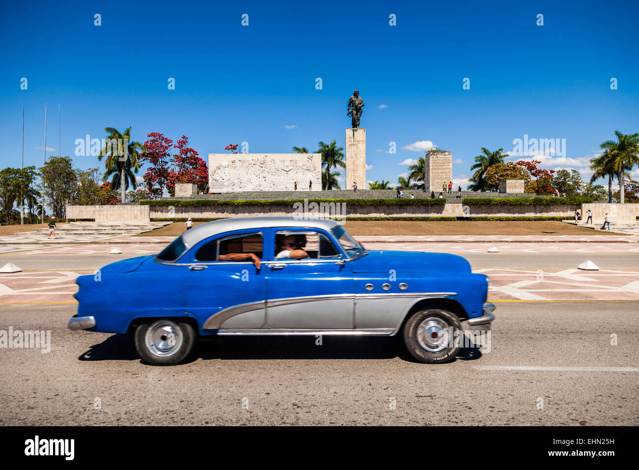 Vettura americana 50s di fronte il Che Guevara monumento, Santa Clara Cuba. Foto Stock