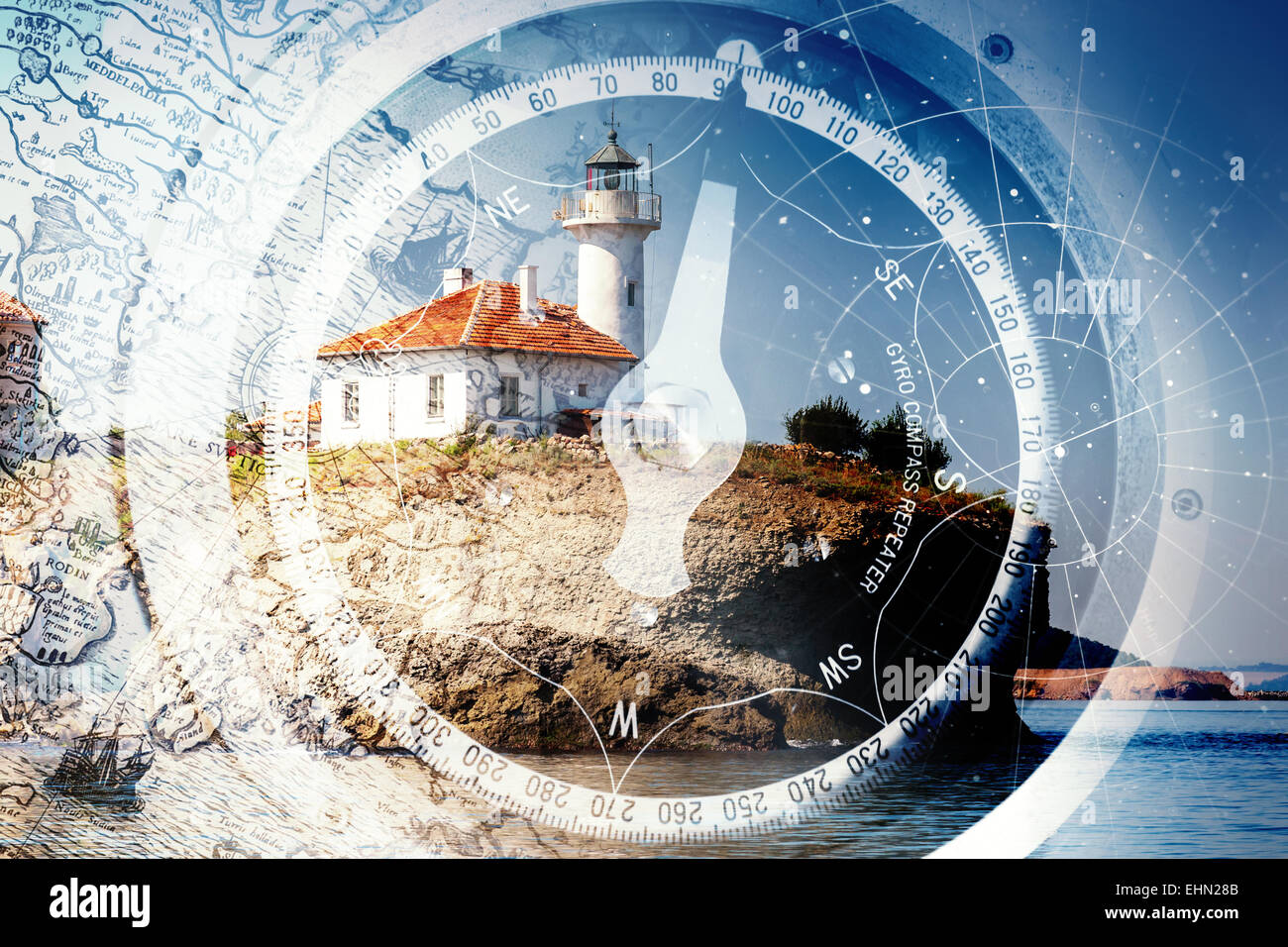 Le vecchie navi sullo sfondo di navigazione con il vecchio compasso nautico, faro costruire sulla roccia e mappe antiche Foto Stock