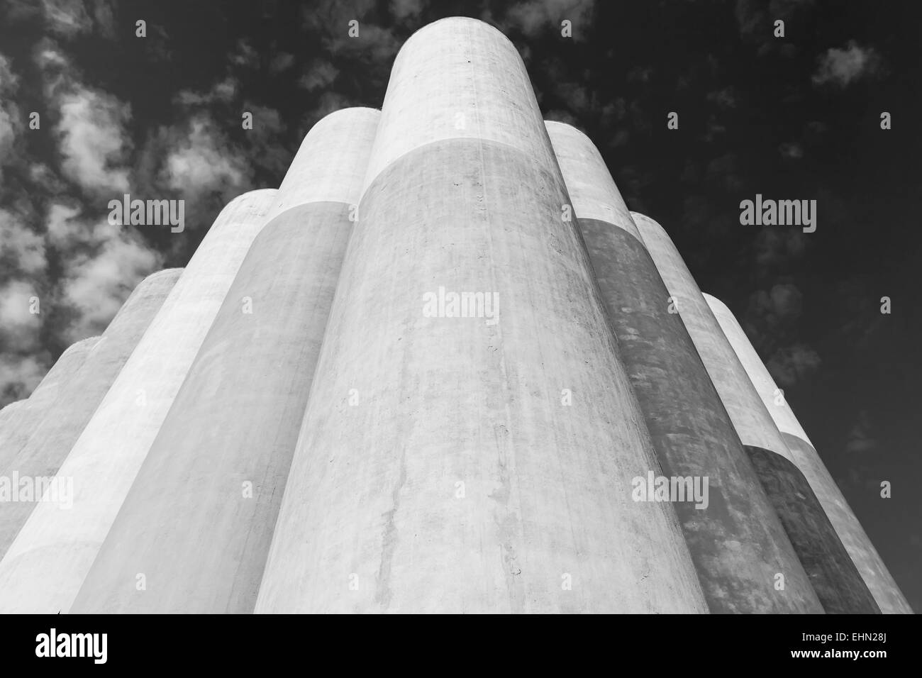 Abstract architettura industriale il frammento, grandi vasche di cemento per lo stoccaggio di materiali sfusi Foto Stock