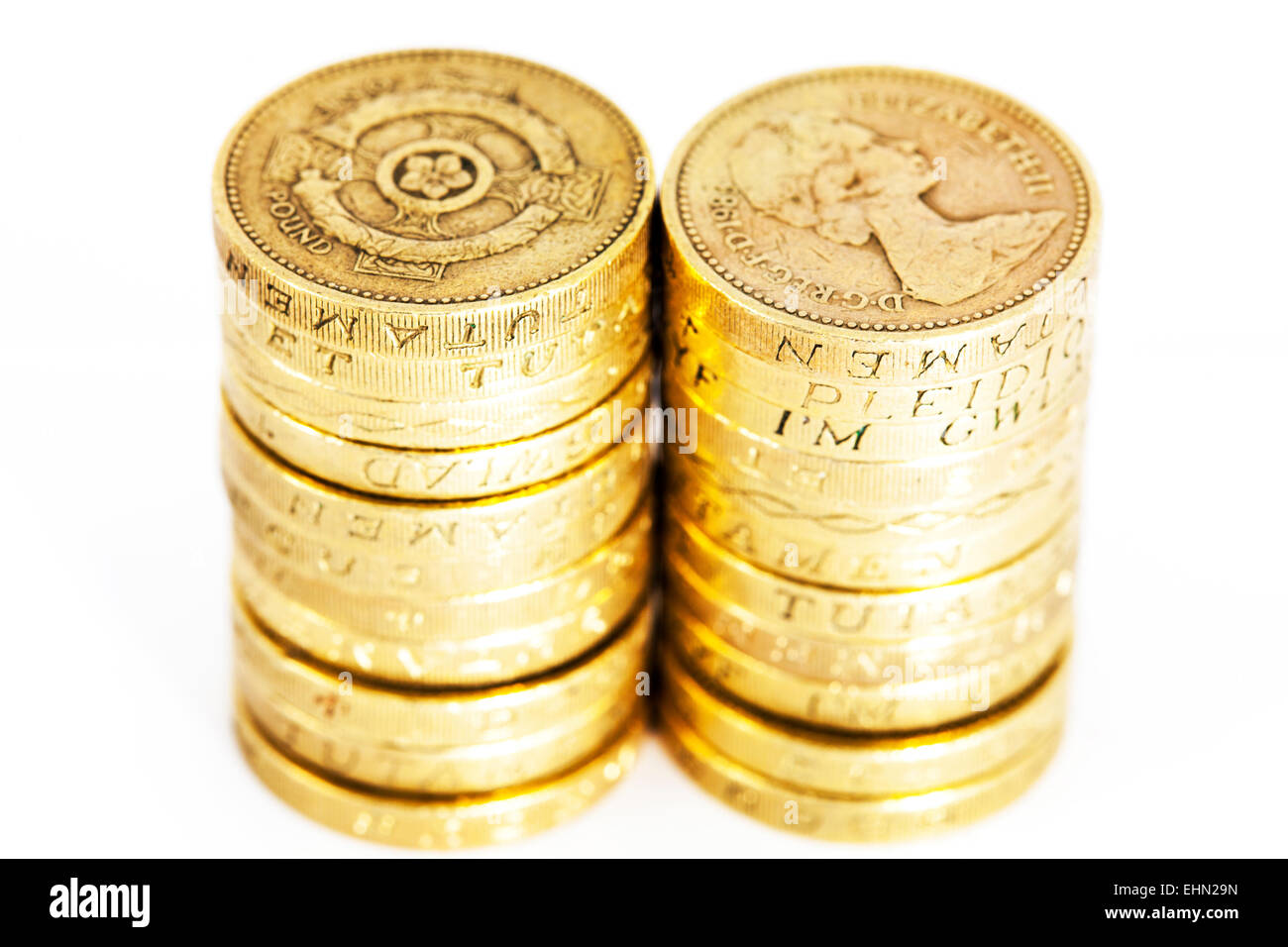 Pound monete pile vicino dettaglio denaro contante in valuta del Regno Unito isolato tagliare ritaglio sfondo bianco Foto Stock