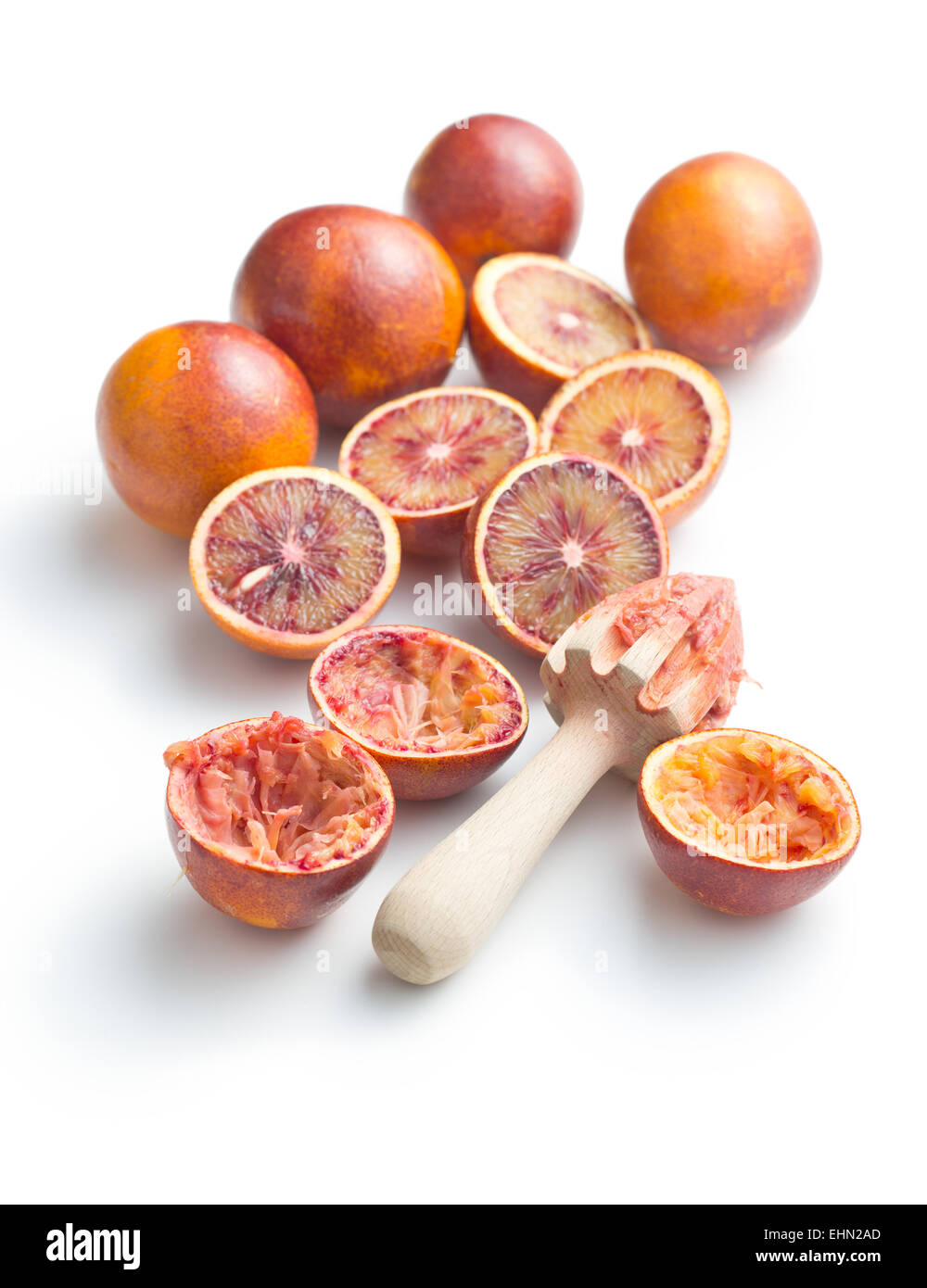 Dimezzato Arancio sanguigno e centrifuga su sfondo bianco Foto Stock