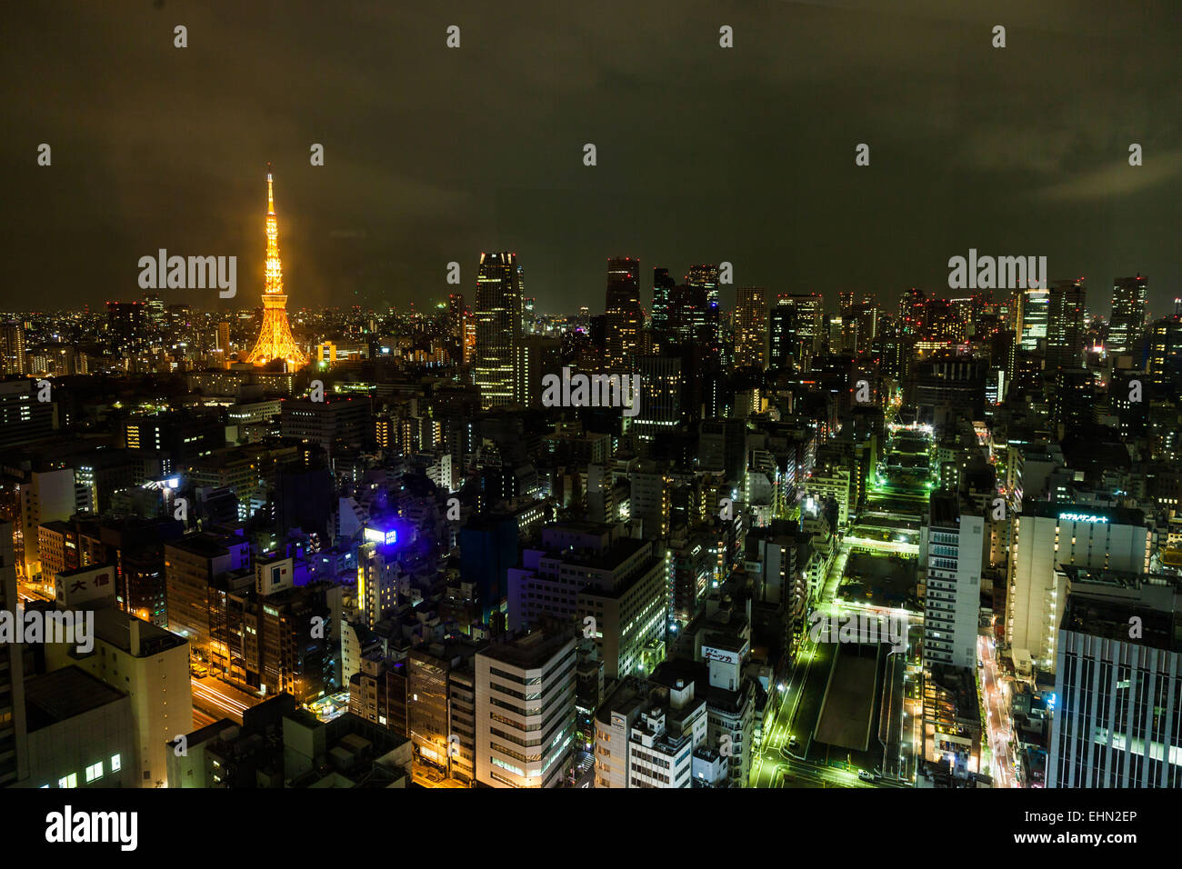 Vista aerea di Tokyo e la torre di Tokyo di notte, Giappone. Foto Stock