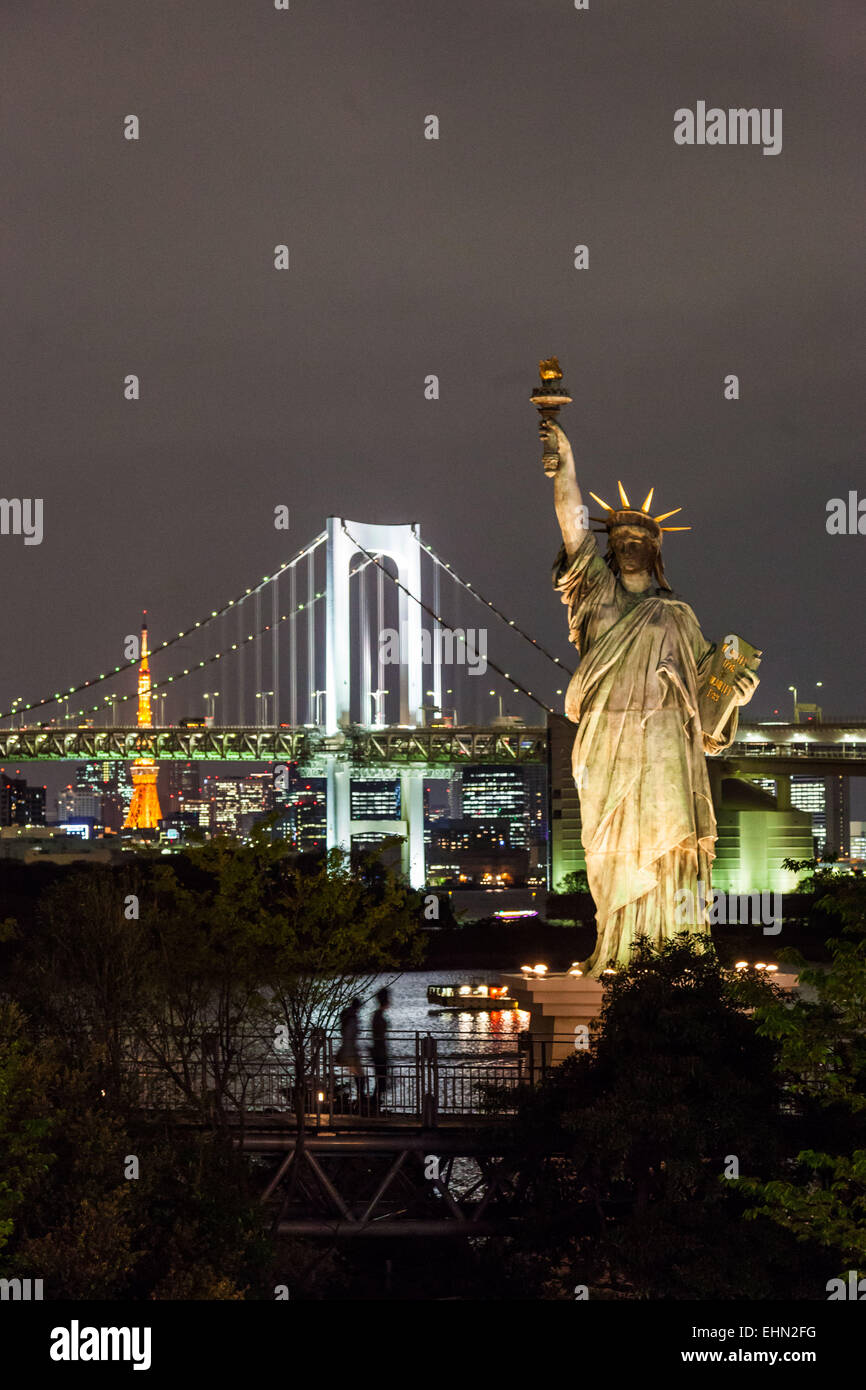 Statua della Libertà sul bordo della Baia di Tokyo e del ponte dell'arcobaleno, Giappone. Foto Stock