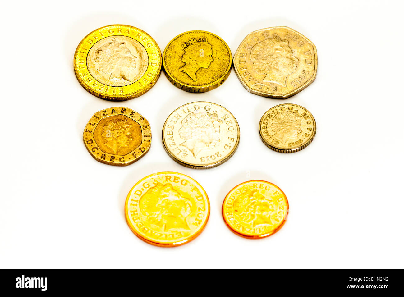 La valuta britannica monete tutte 8 raccolta di monete a copertura 1p pence 2p 5p 10p 20p 50p £ 1 £ 2 isolata tagliare ritaglio sfondo bianco Foto Stock
