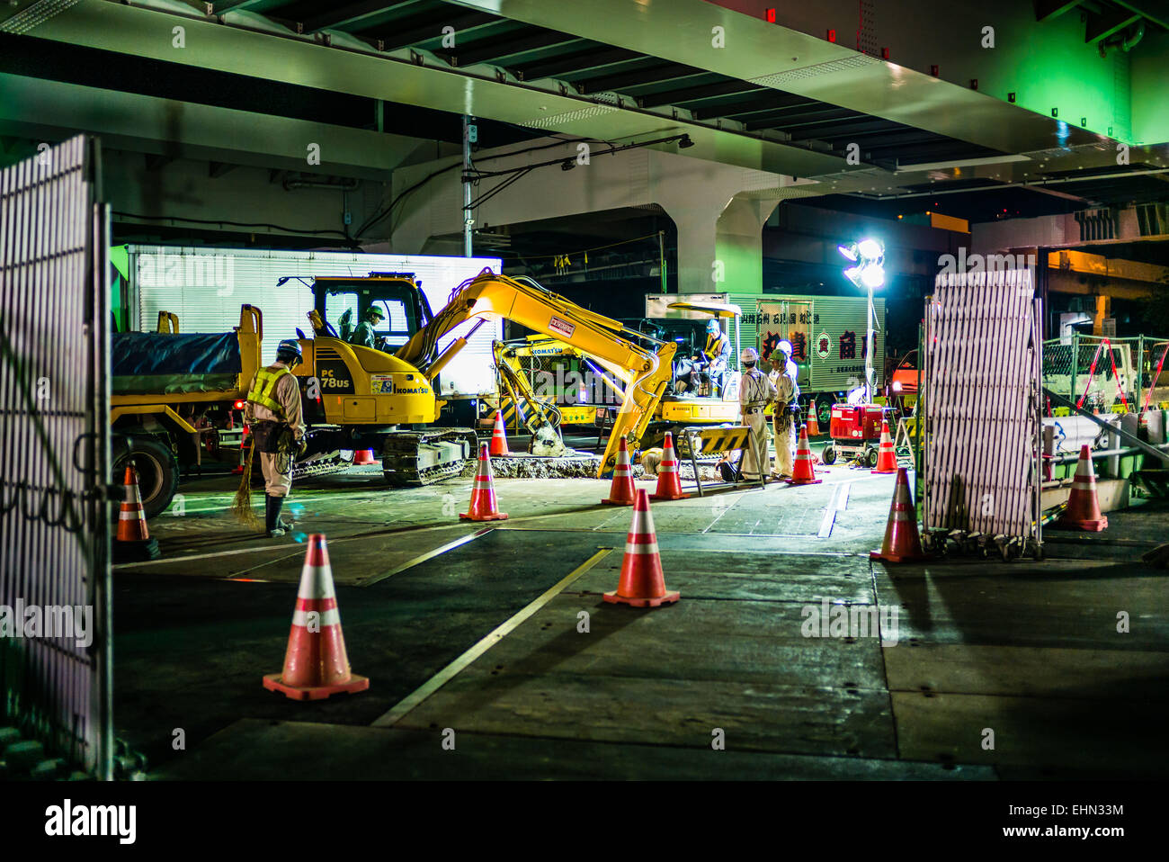 Lavoro su strada di notte, Tokyo, Giappone. Foto Stock