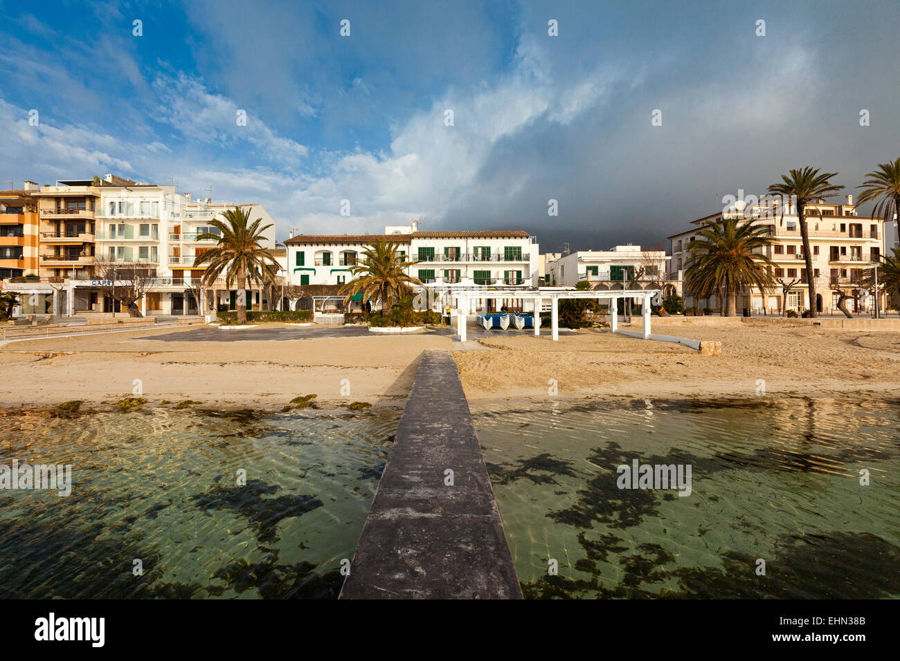 La piccola cittadina di Port de Pollenca nel nord di Maiorca - Spagna. Maiorca è la più grande isola delle Baleari. Foto Stock