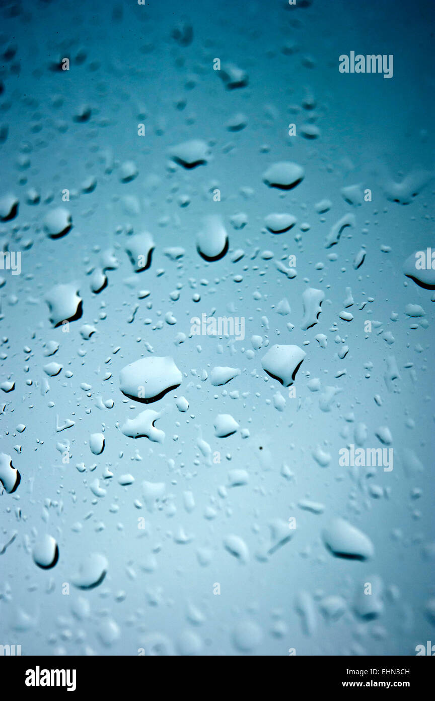 Sfondo di gocce di acqua sul vetro Foto Stock