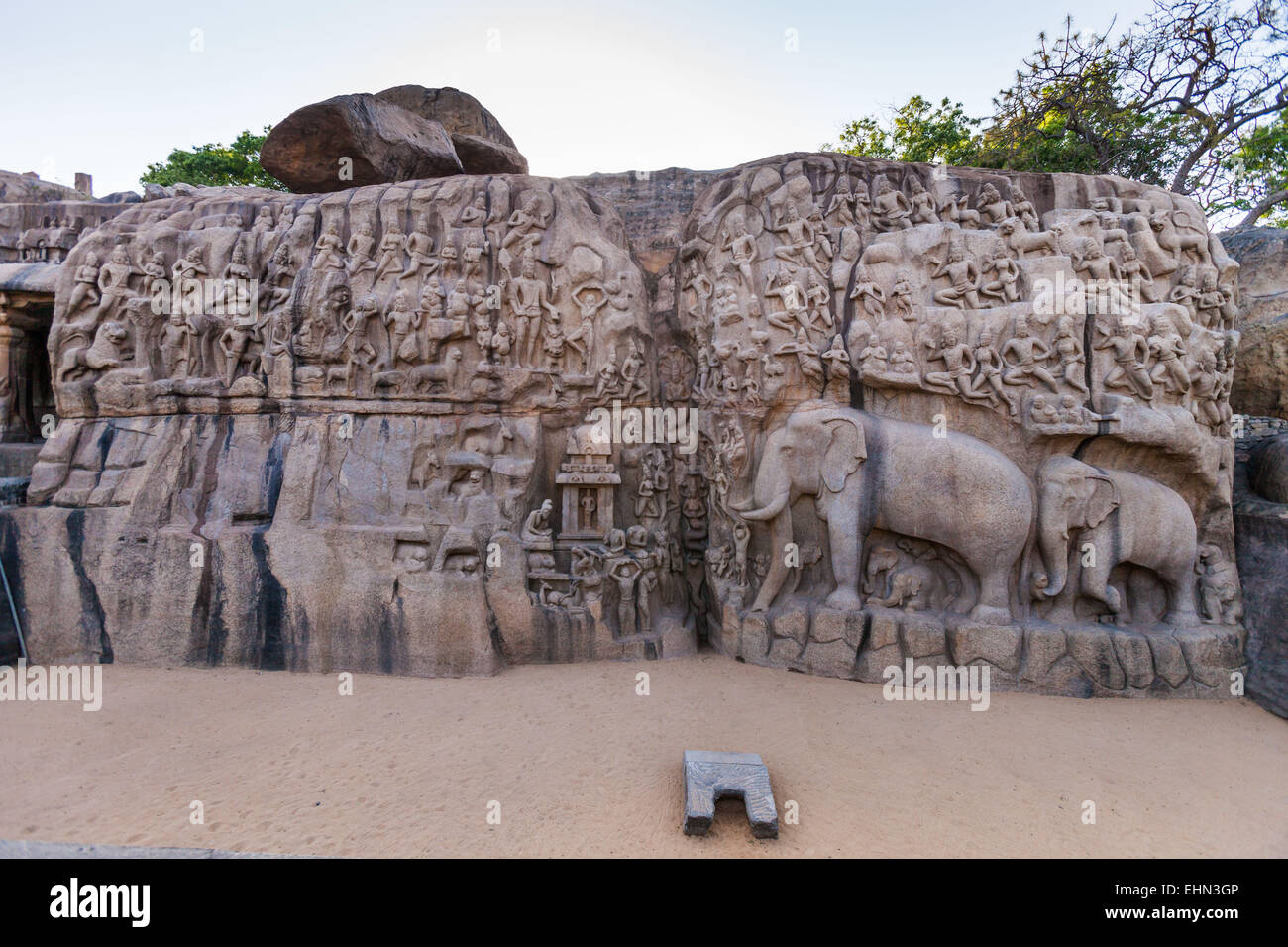 Pareti scolpite con scene mitologiche ,Mahabalipuram , Tamil Nadu India. Foto Stock