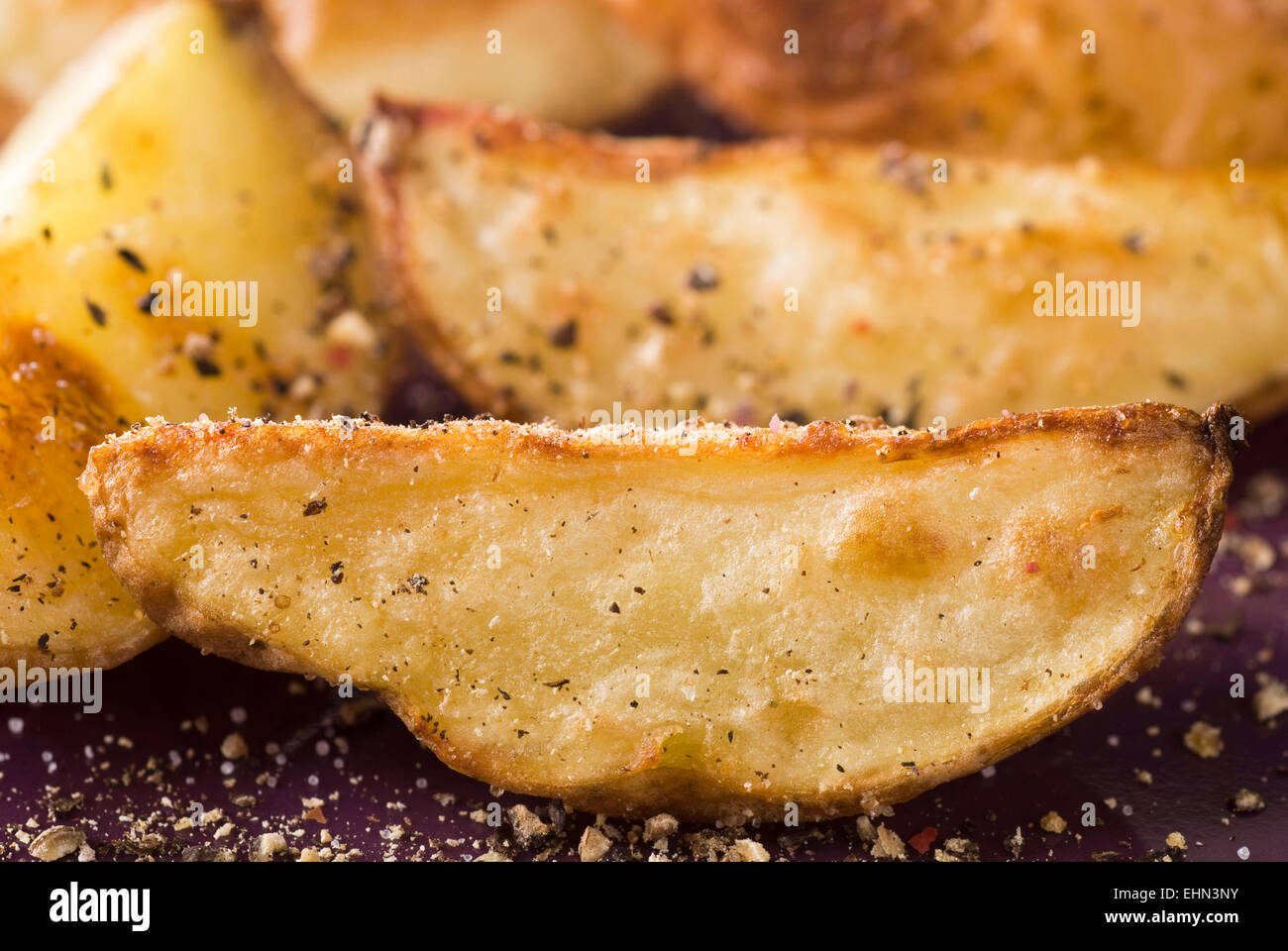 Patate arrosto con sale e il rosso e il nero e il pepe bianco. Foto Stock