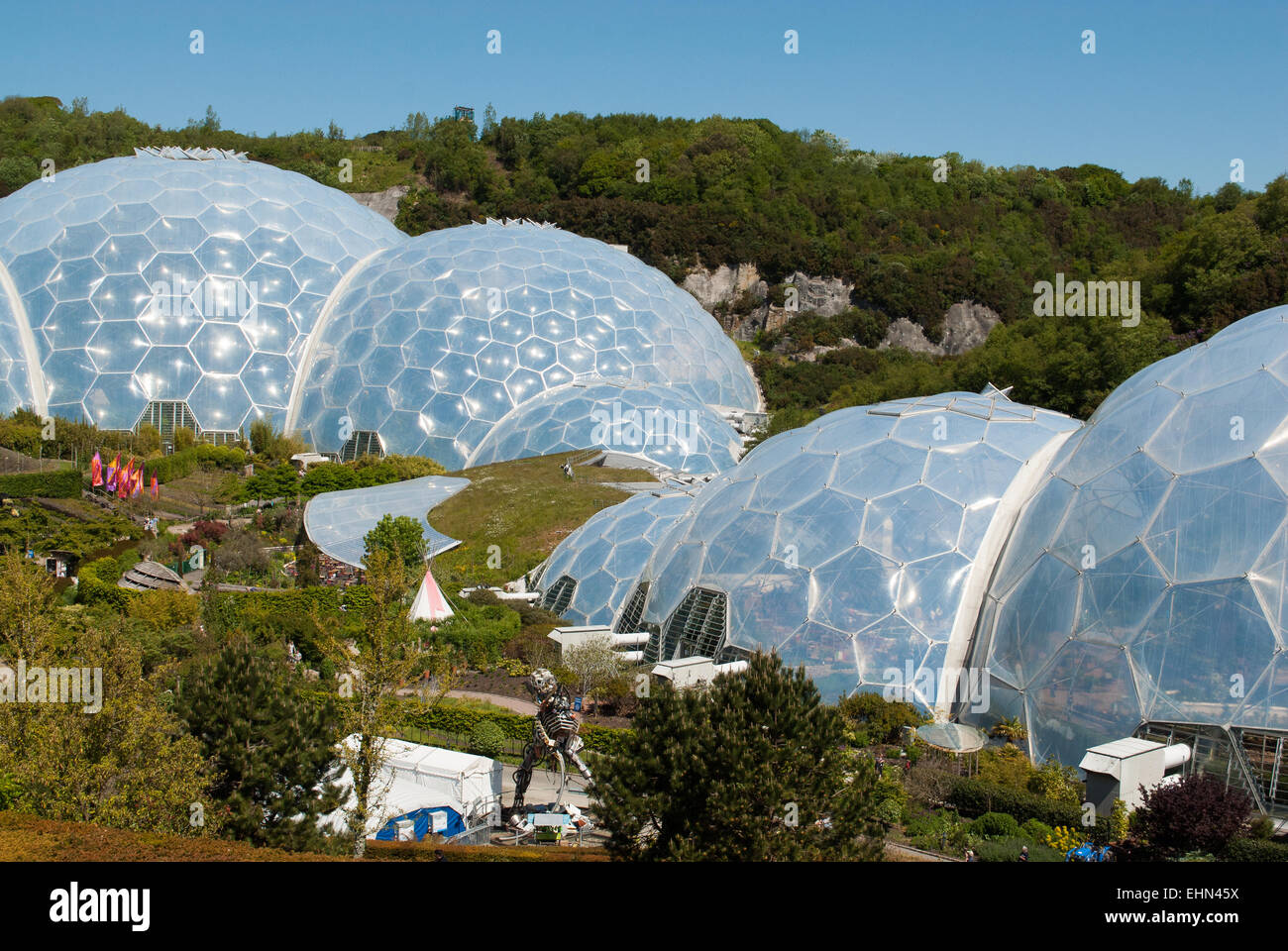 Eden Project biomi con paesaggio Foto Stock