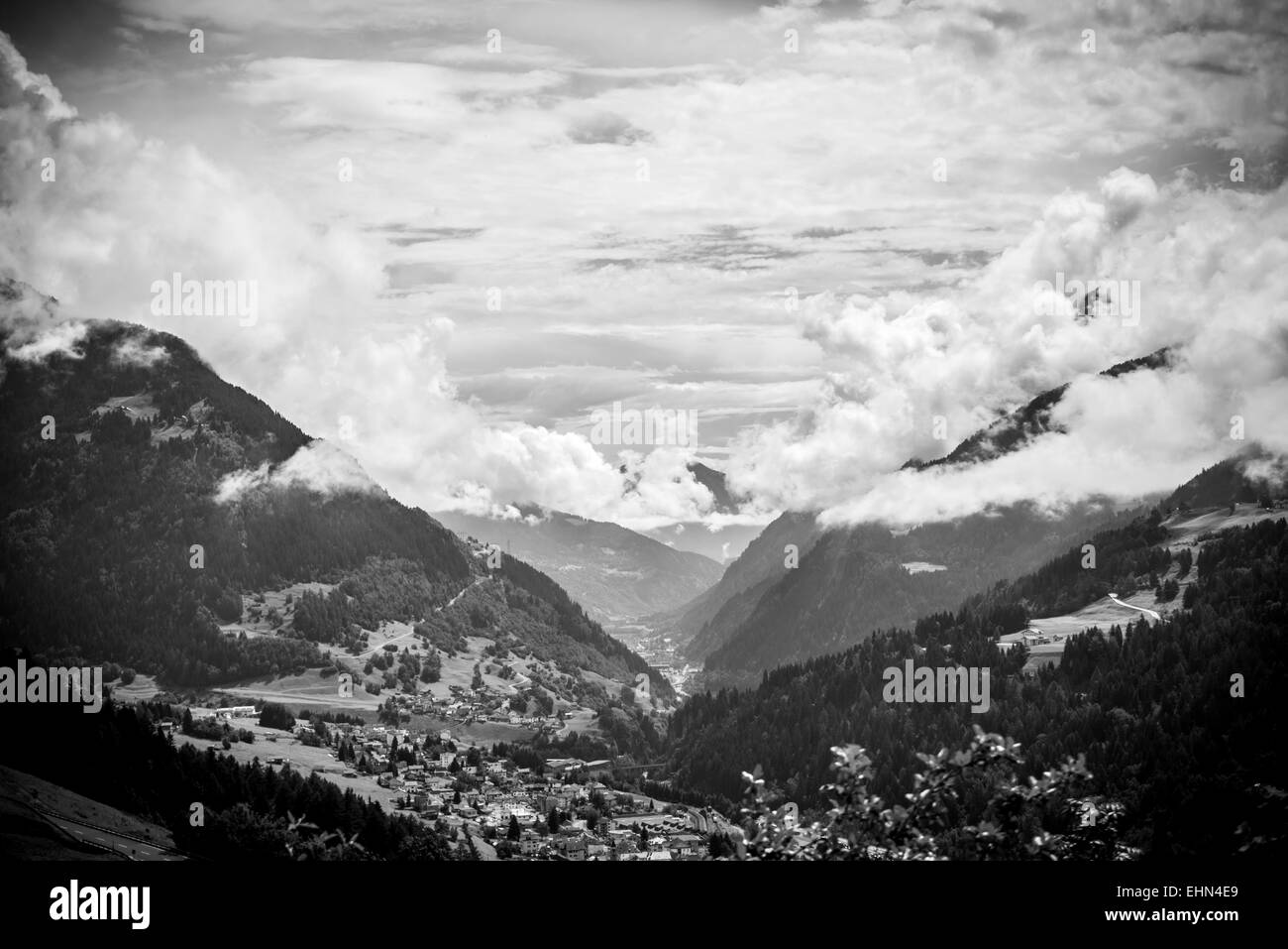 Alpi europee ad alto contrasto foto di montagna in bianco e nero Foto Stock