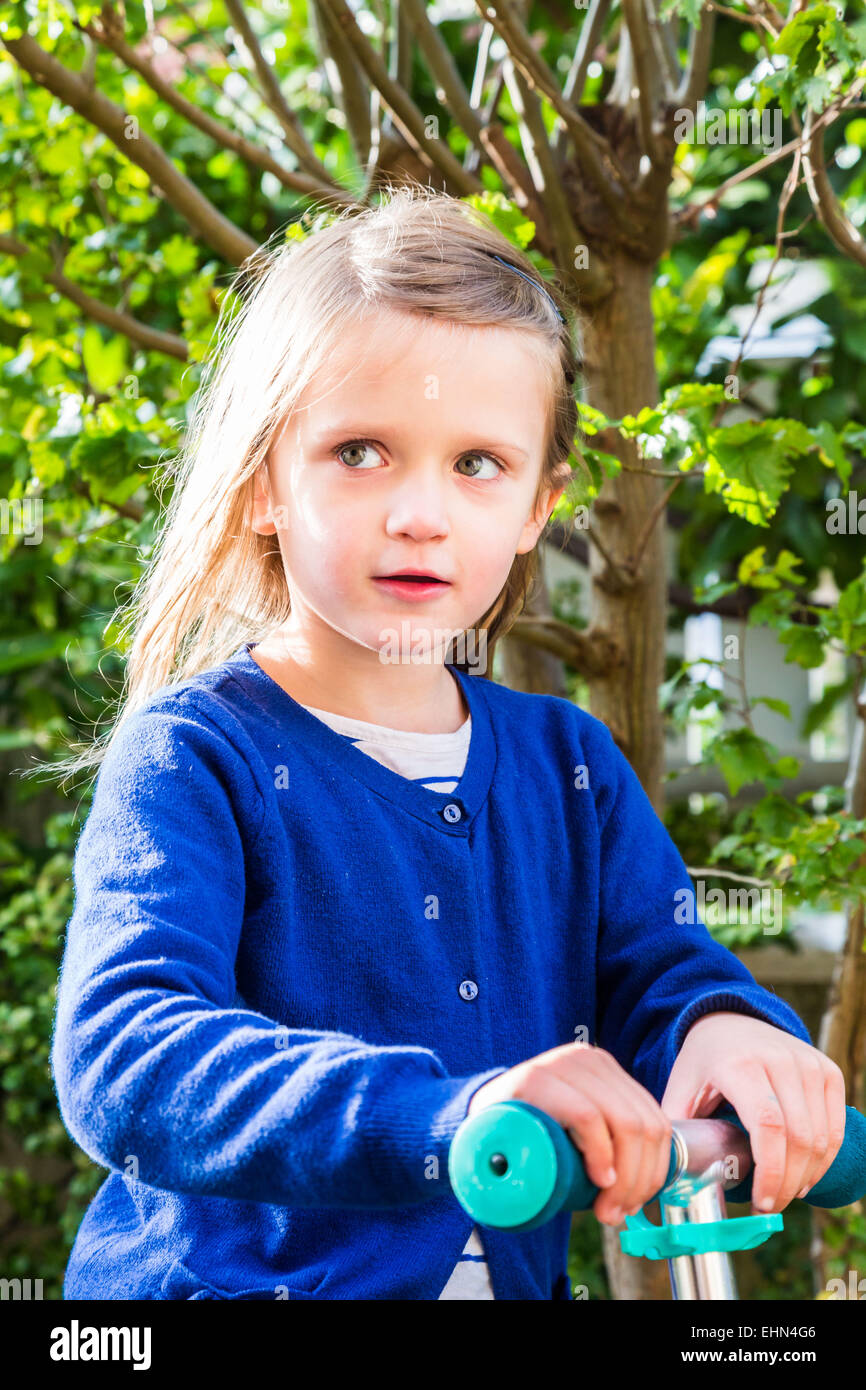 Bambini su scooter all'esterno. Foto Stock