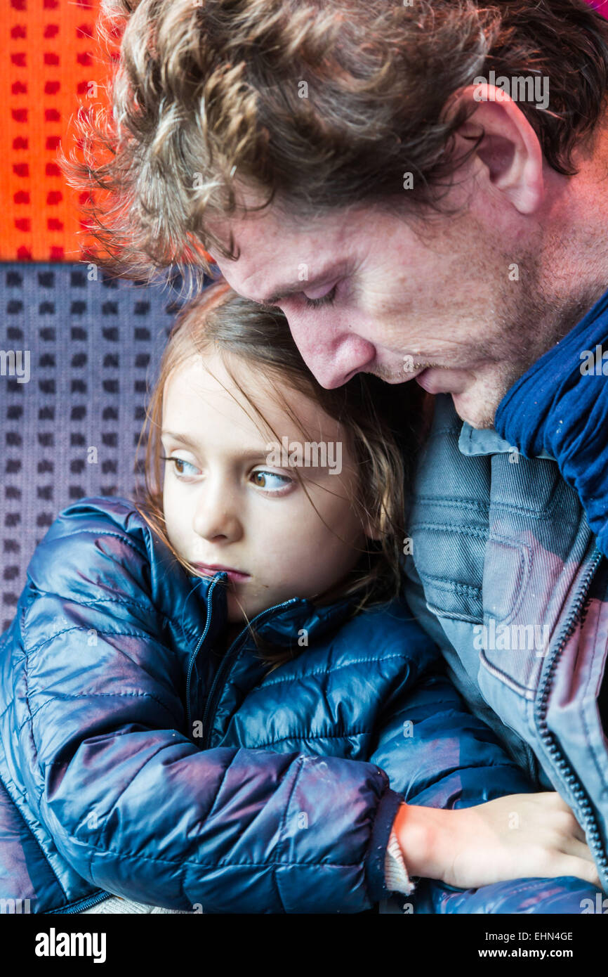 7 anno vecchia ragazza con suo padre. Foto Stock