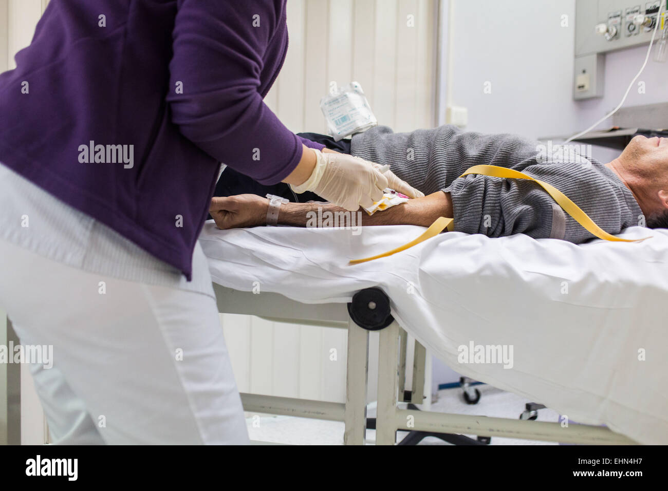 Paziente sottoposto a una tomografia computerizzata (CT) scansione del cervello (accidenti cerebrovascolari (CVA)), l'ospedale di Bordeaux, Francia. Foto Stock
