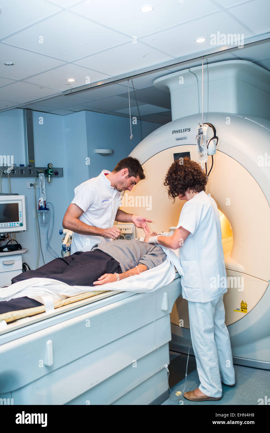 Paziente sottoposto a una tomografia computerizzata (CT) scansione del cervello (accidenti cerebrovascolari (CVA)), l'ospedale di Bordeaux, Francia. Foto Stock