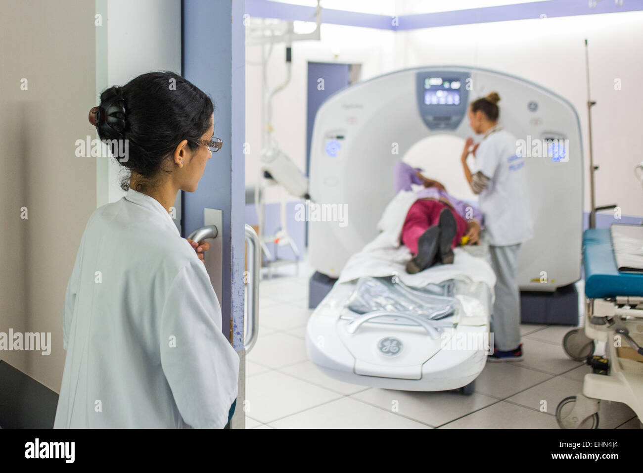 Cervello scansione TC, ospedale di Bordeaux, Francia. Foto Stock