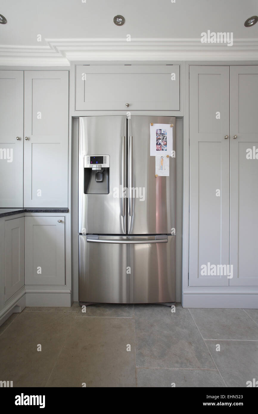 Piccolo congelatore a pozzo in color argento Foto stock - Alamy