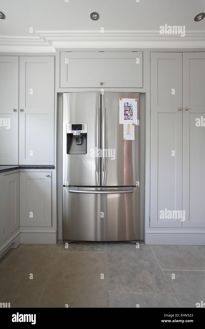 Un acciaio inossidabile frigo-congelatore in una moderna cucina bianca in una casa nel Regno Unito. Foto Stock