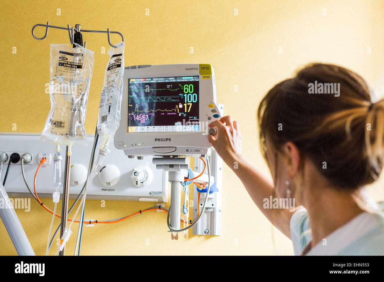 Il monitoraggio cardiaco sulla corsa di un paziente ricoverato in terapia intensiva, unità Neuro-Vascular (UNV) CHU Bordeaux. Foto Stock