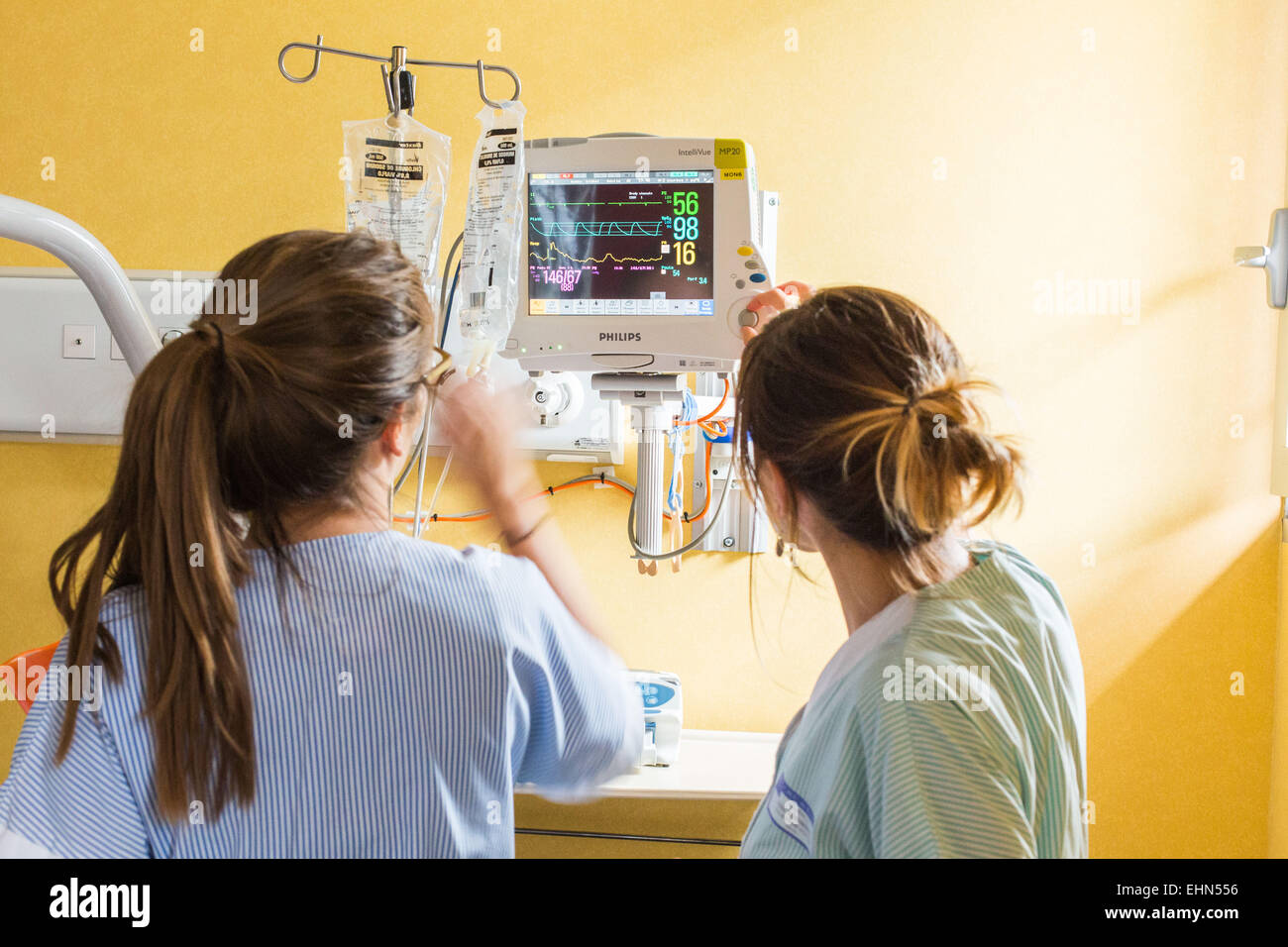 Il monitoraggio cardiaco sulla corsa di un paziente ricoverato in terapia intensiva, unità Neuro-Vascular (UNV) CHU Bordeaux. Foto Stock