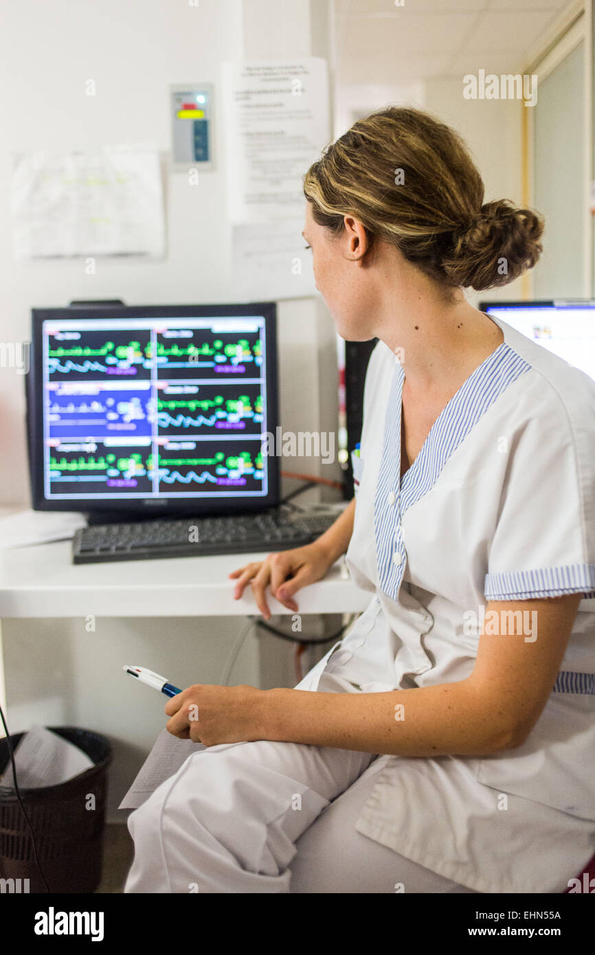 Il monitoraggio cardiaco di un paziente. Unità di cura intensiva Neuro-Vascular (UNV) CHU Bordeaux. Foto Stock