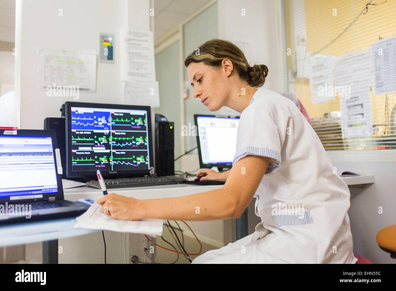 Il monitoraggio cardiaco di un paziente. Unità di cura intensiva Neuro-Vascular (UNV) CHU Bordeaux. Foto Stock