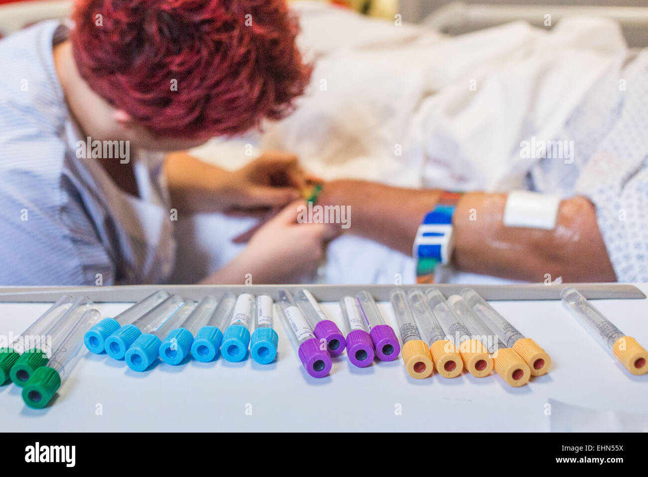 L'infermiera tenendo il campione di sangue da un paziente. Foto Stock