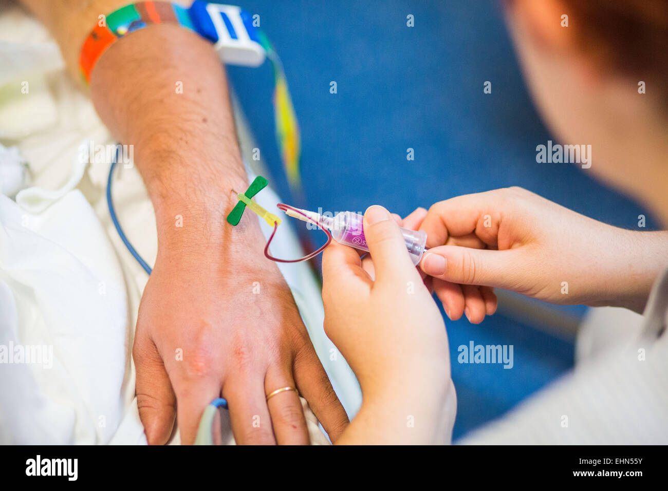 L'infermiera tenendo il campione di sangue da un paziente. Foto Stock