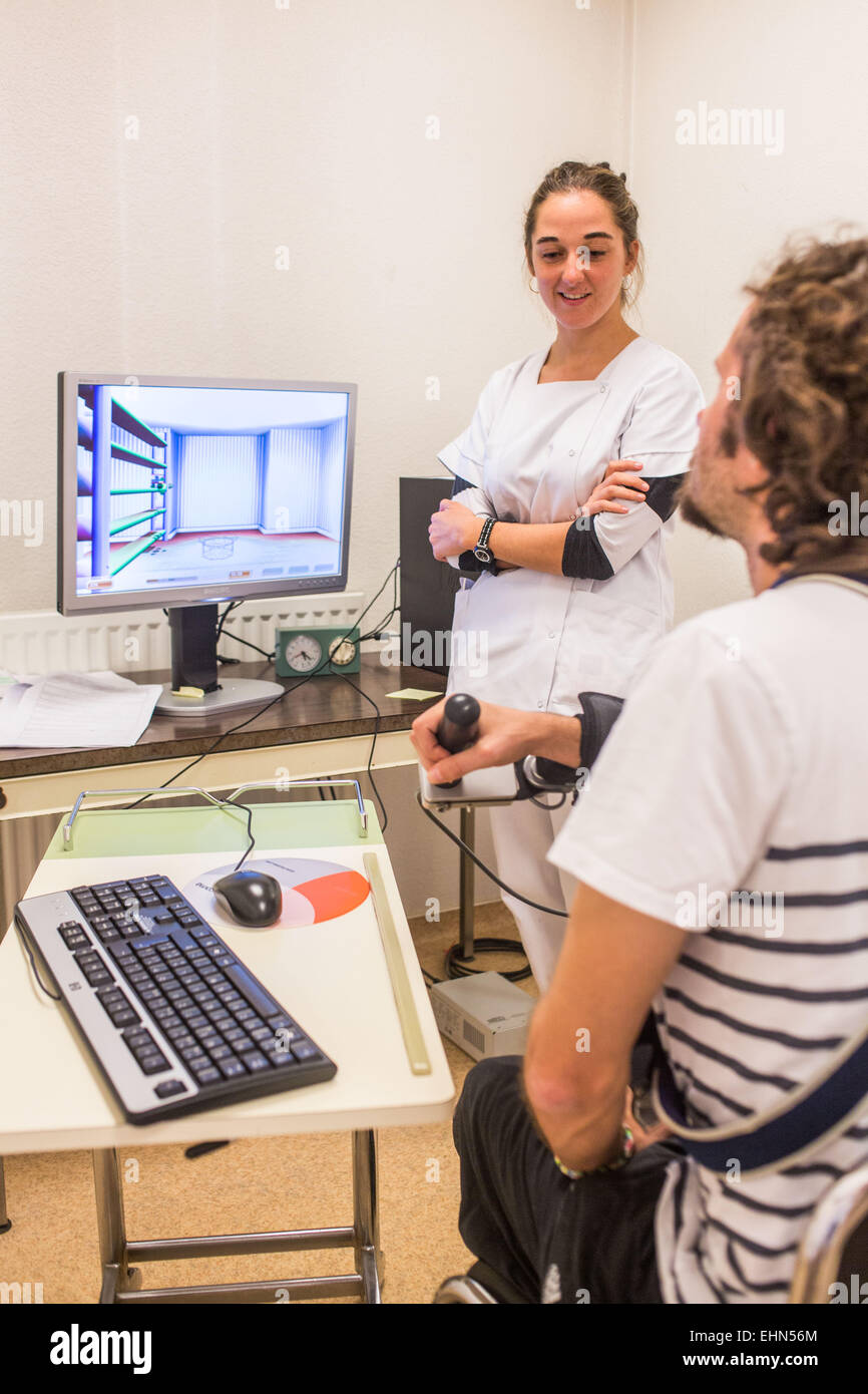 Il ArmeoSpring è basato su un braccio ergonomico esoscheletro con molle integrate. Esso abbraccia tutto il braccio dalla spalla alla mano, e controbilancia una parte regolabile del peso dei pazienti' braccio, migliorare qualsiasi residuo di funzione e neuromus Foto Stock