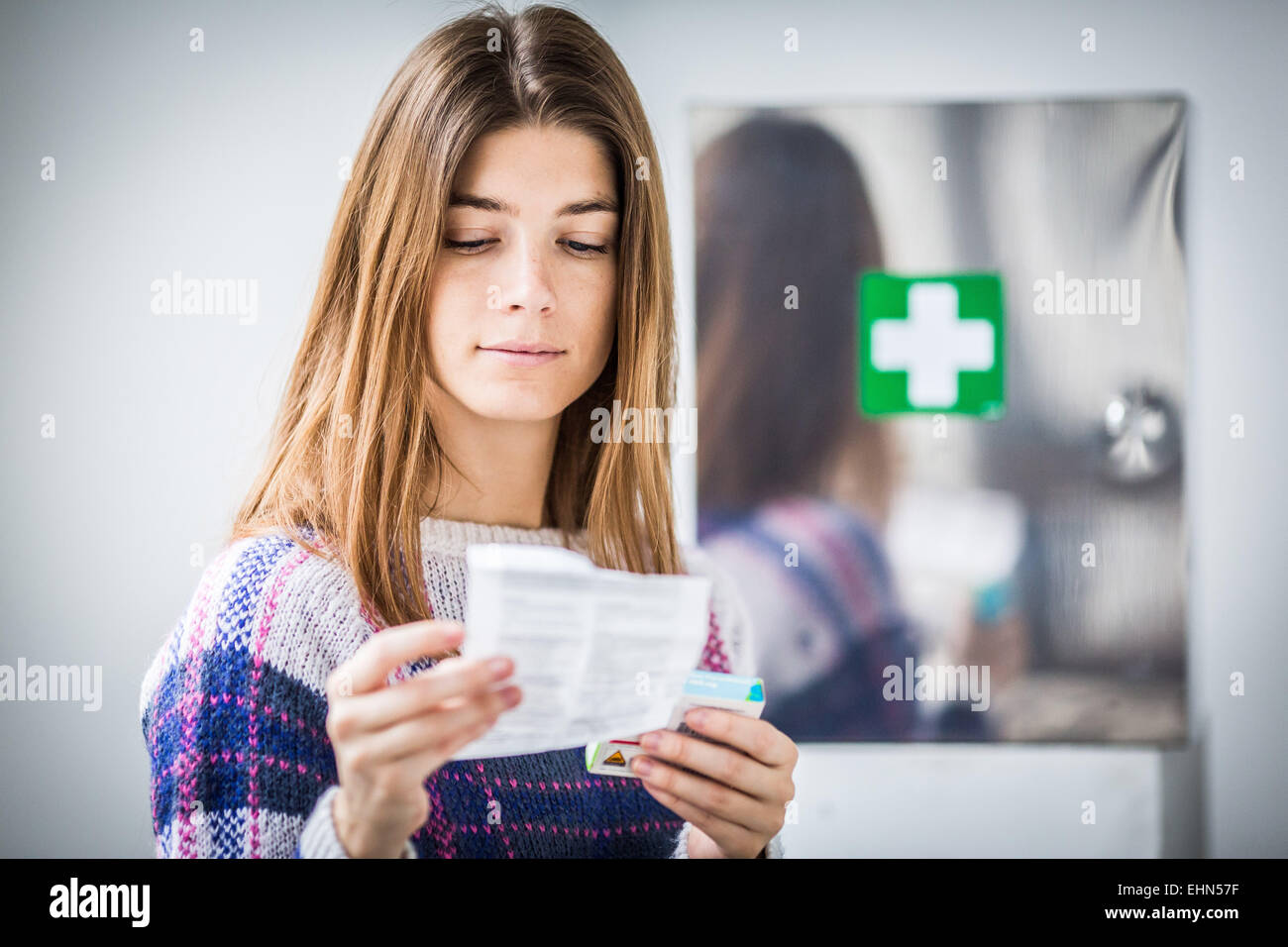 Donna medicina leggere il foglio di istruzioni. Foto Stock