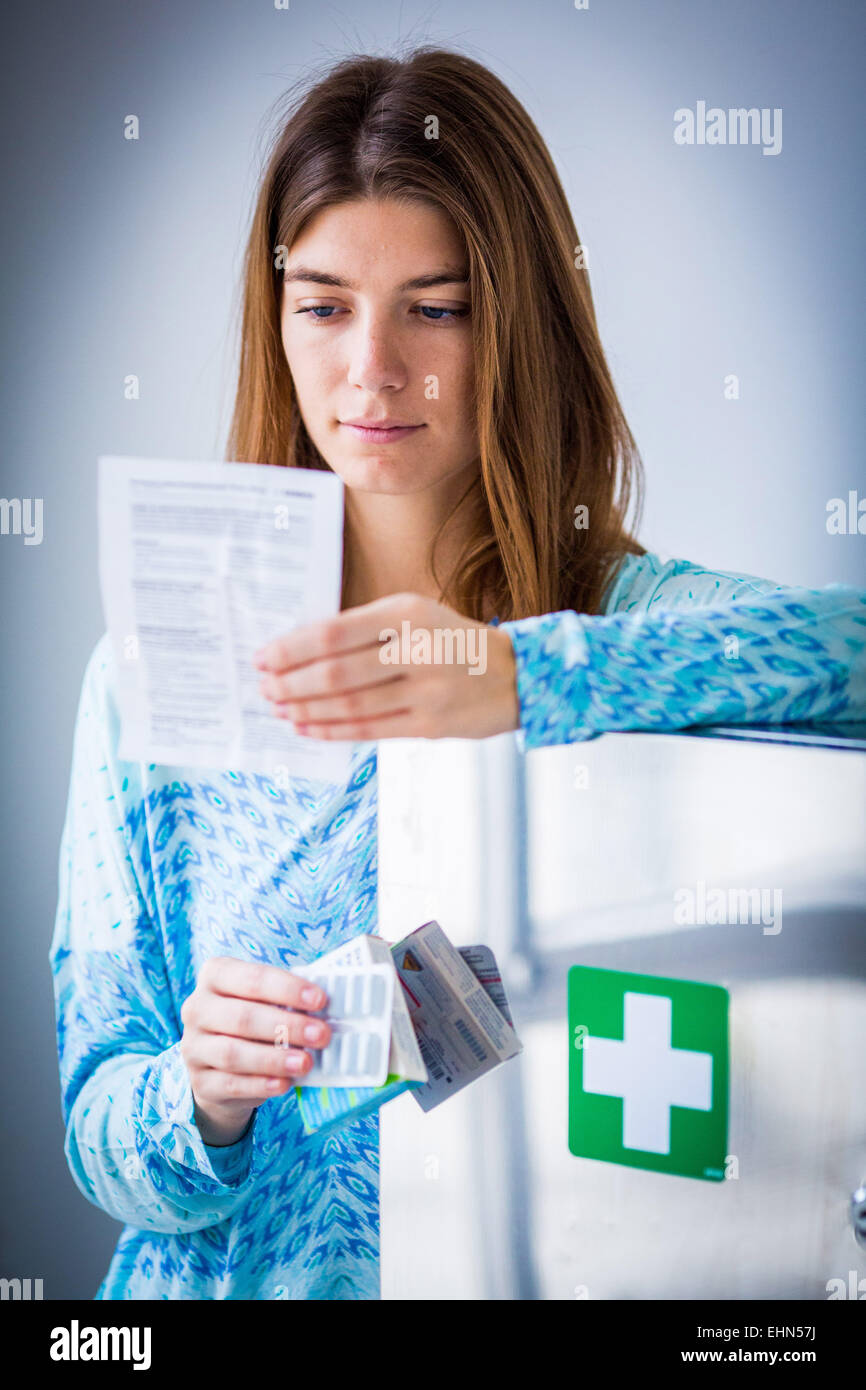 Donna medicina leggere il foglio di istruzioni. Foto Stock