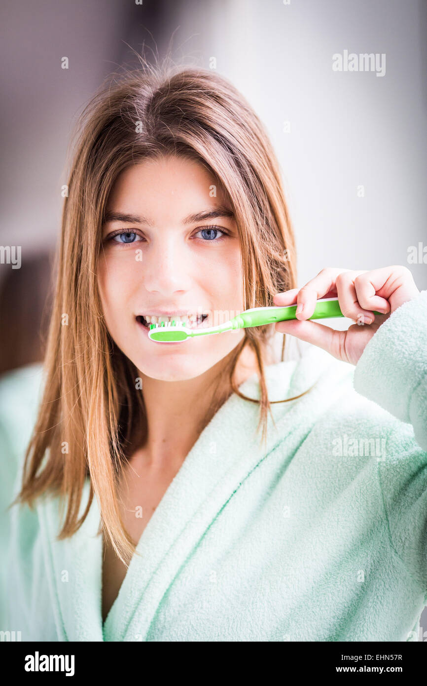 Donna spazzolare i suoi denti con spazzolino da denti. Foto Stock