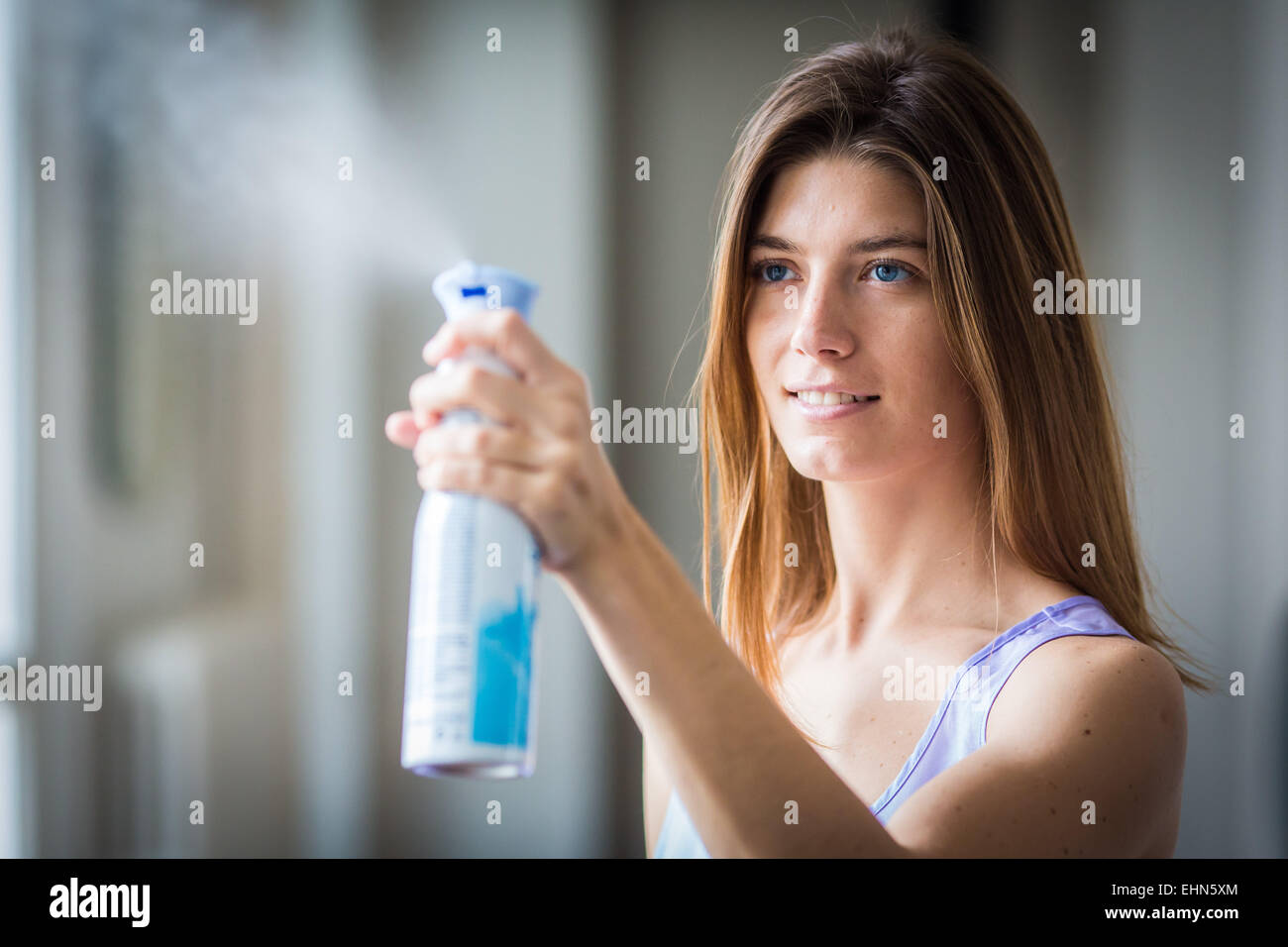 Donna che utilizza un deodorante. Foto Stock