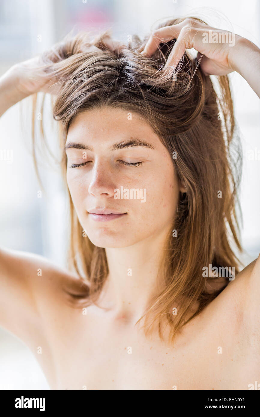 La donna il suo massaggio del cuoio capelluto. Foto Stock