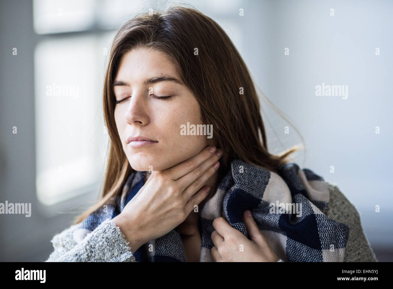 Donna stroking la sua gola. Foto Stock