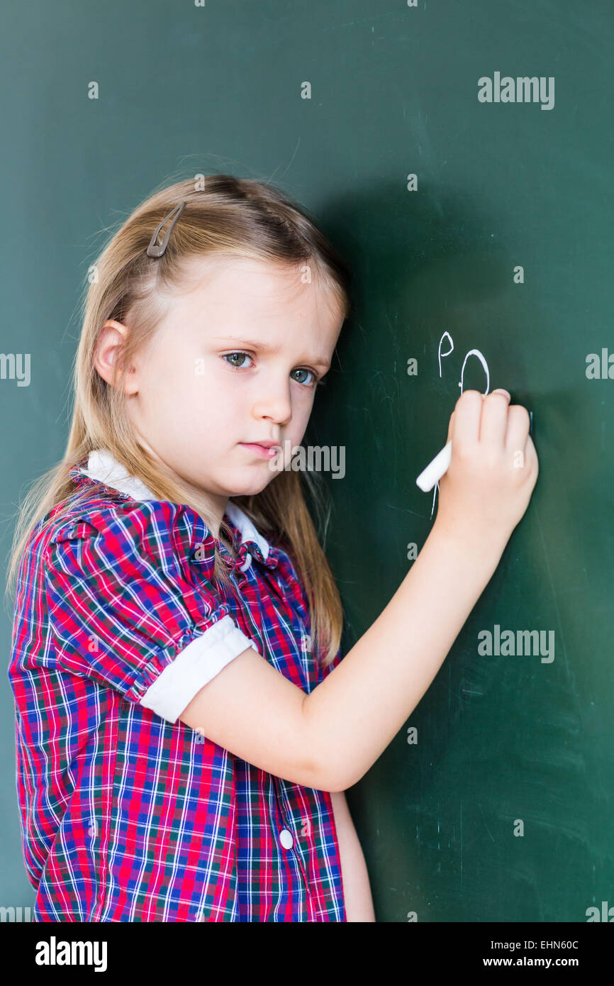 4 anno vecchia ragazza a scuola. Foto Stock