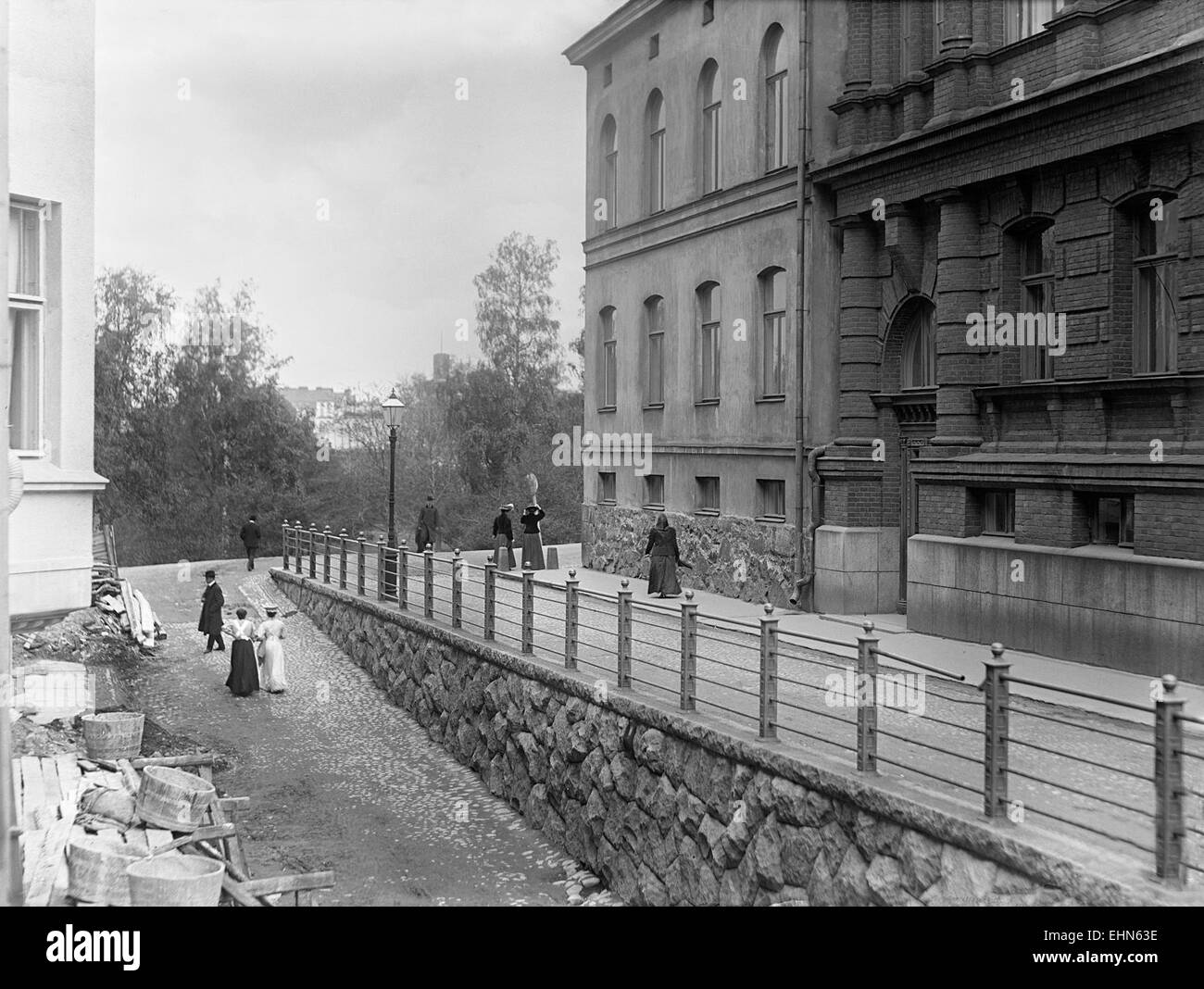 Questa fotografia di *I.K. Inha* (1908) di Helsinki cattura il paesaggio urbano e le caratteristiche architettoniche della capitale finlandese durante l'inizio del XX secolo. Il lavoro di Inha è noto per la sua rappresentazione della società finlandese e della crescita urbana. Foto Stock